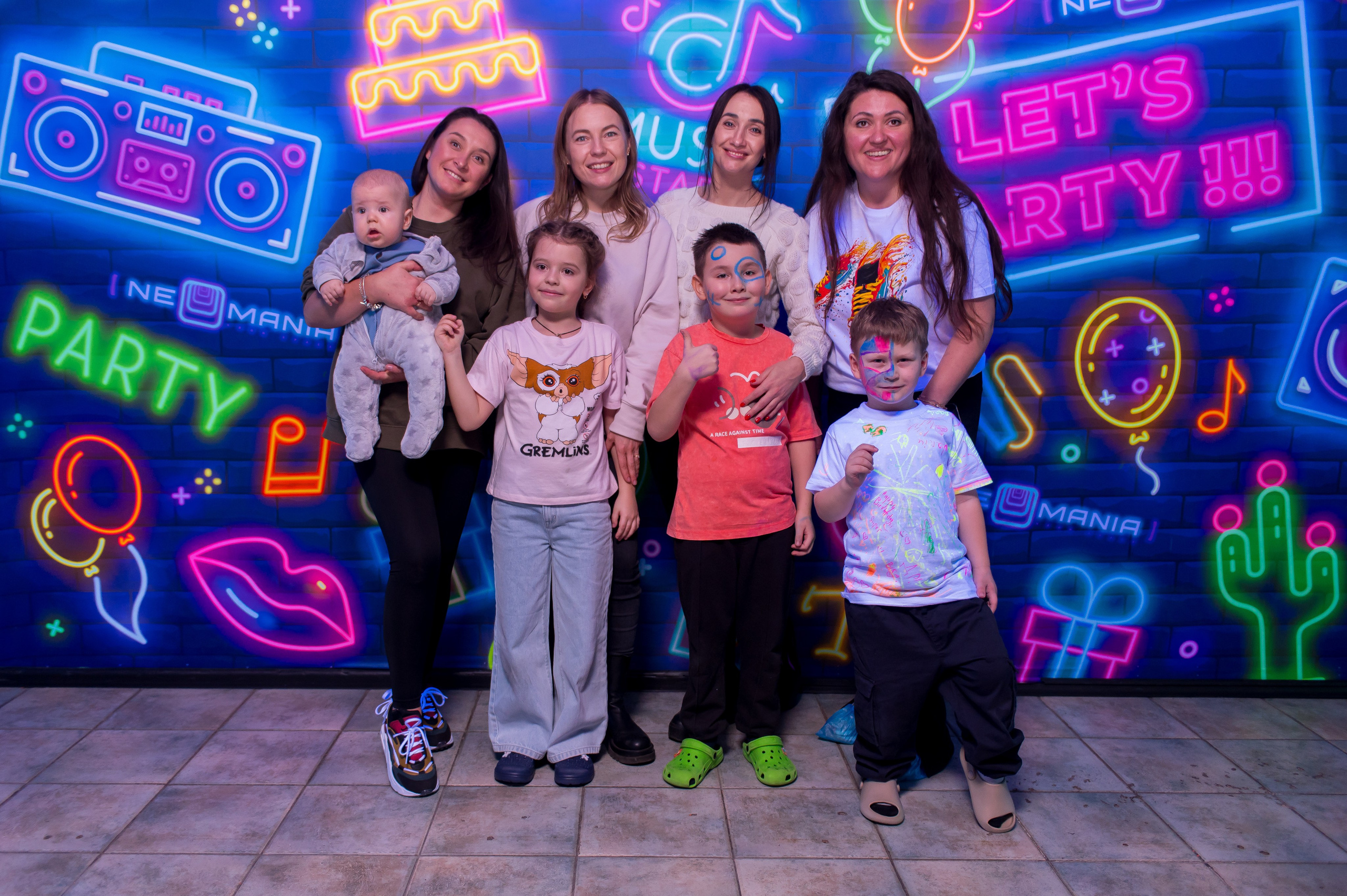 День народження в неоновій кімнаті. Фотограф Київ