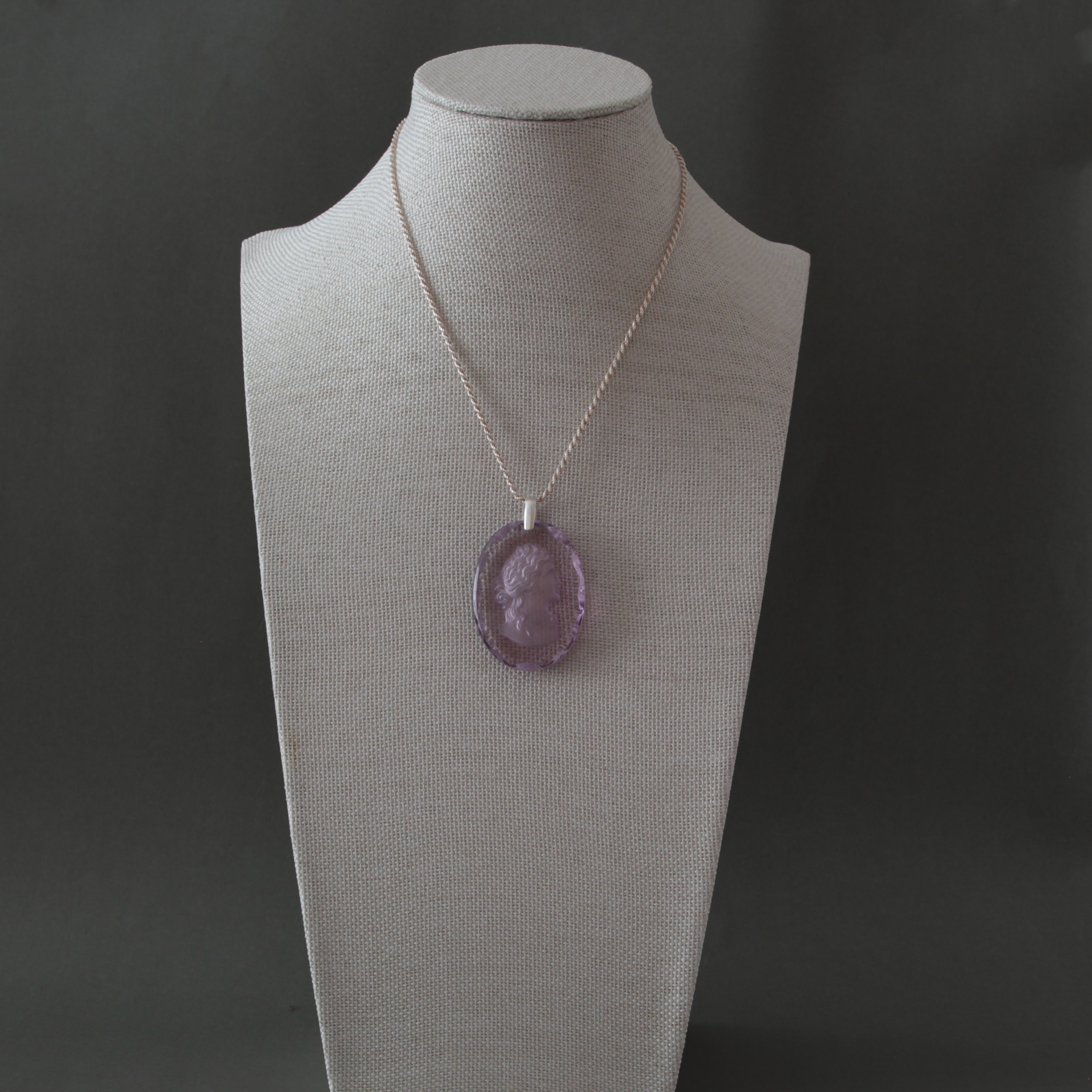 Mademoiselle. Современнные и актикварные украшения в Барселоне, Москве и Санкт-Петербурге