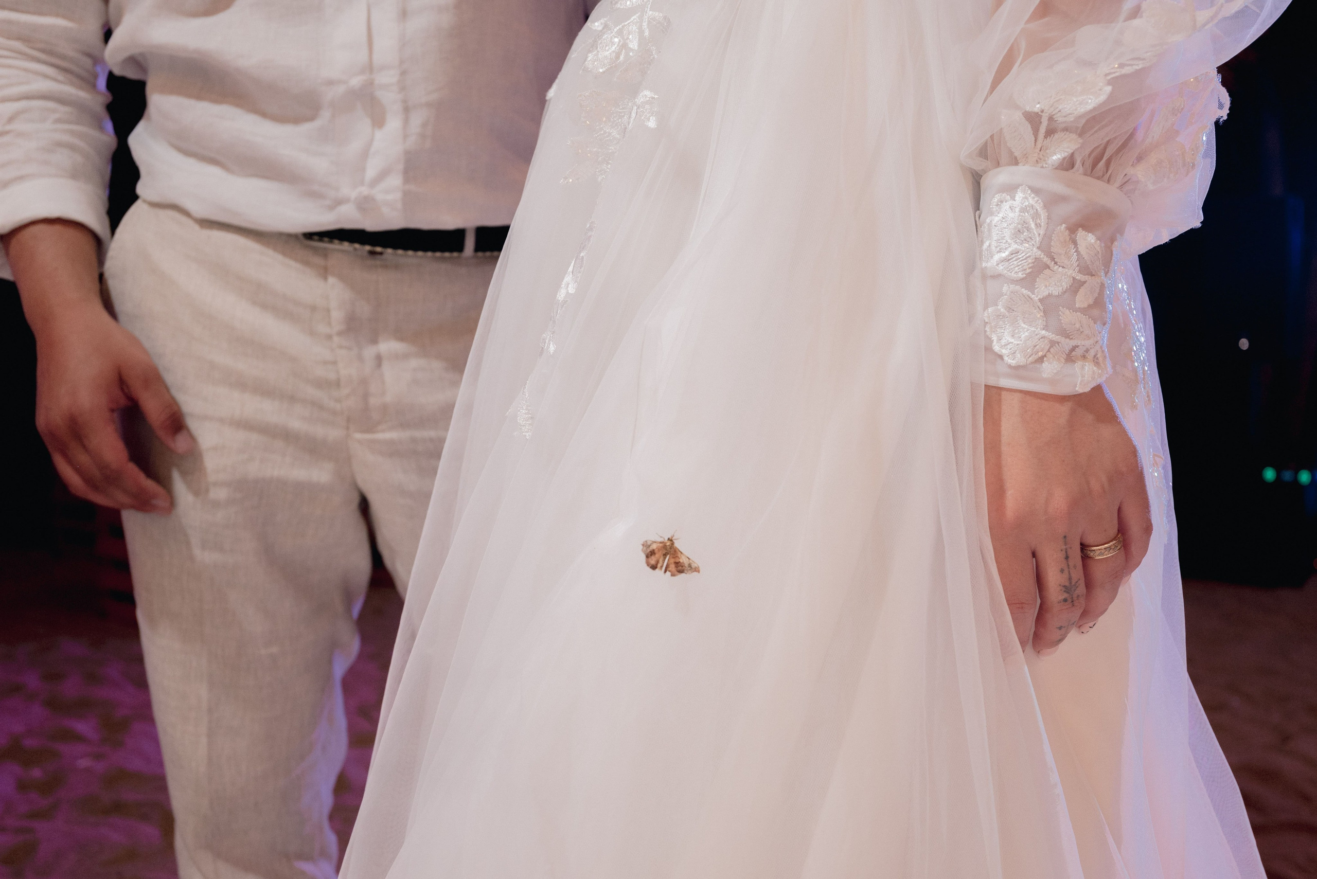 Novio abrazando novia con ternura, momento íntimo de boda en playa tropical Mareygua