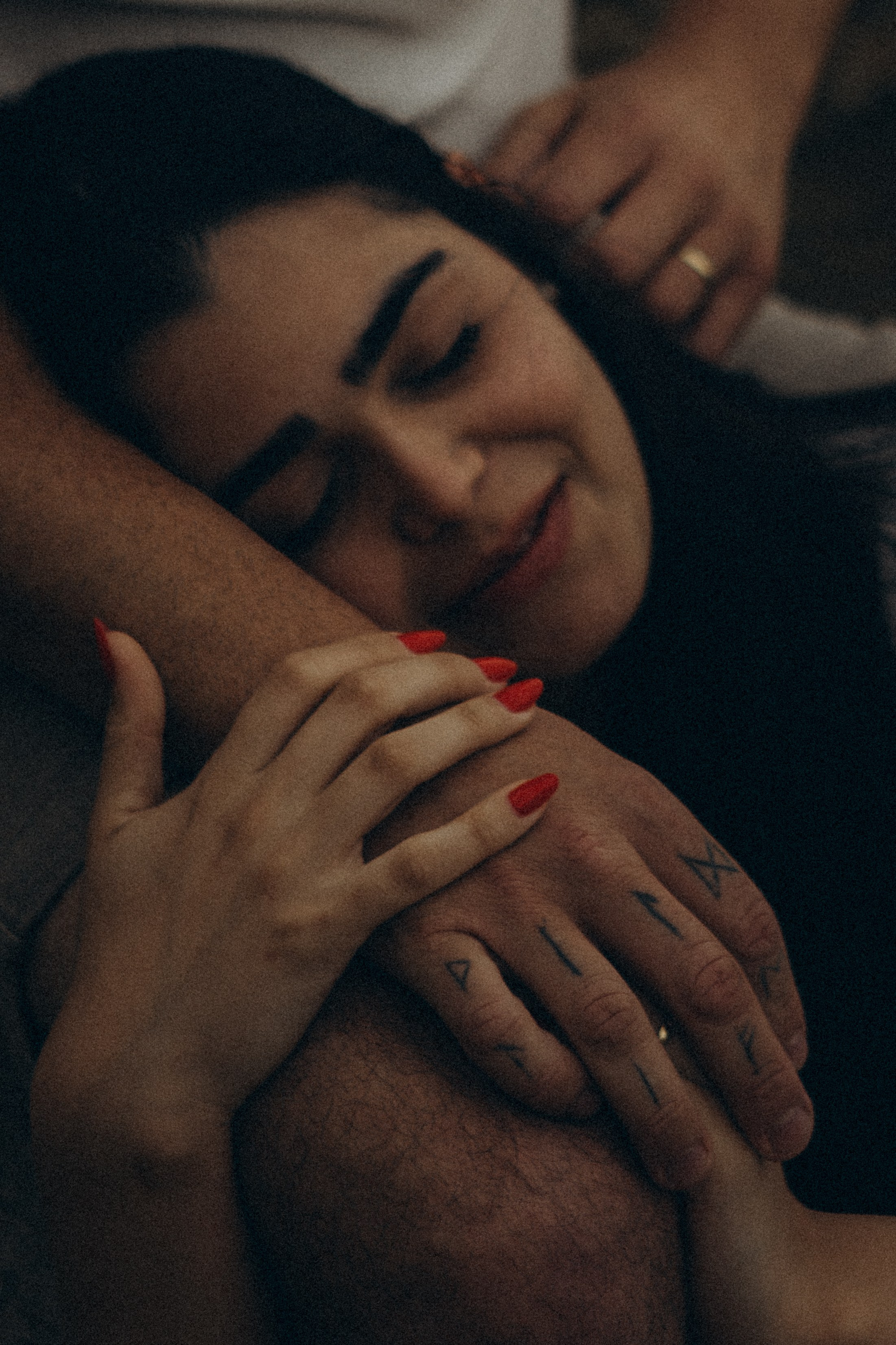 conexão entre casal em ensaio familiar ao ar livre em Sorocaba