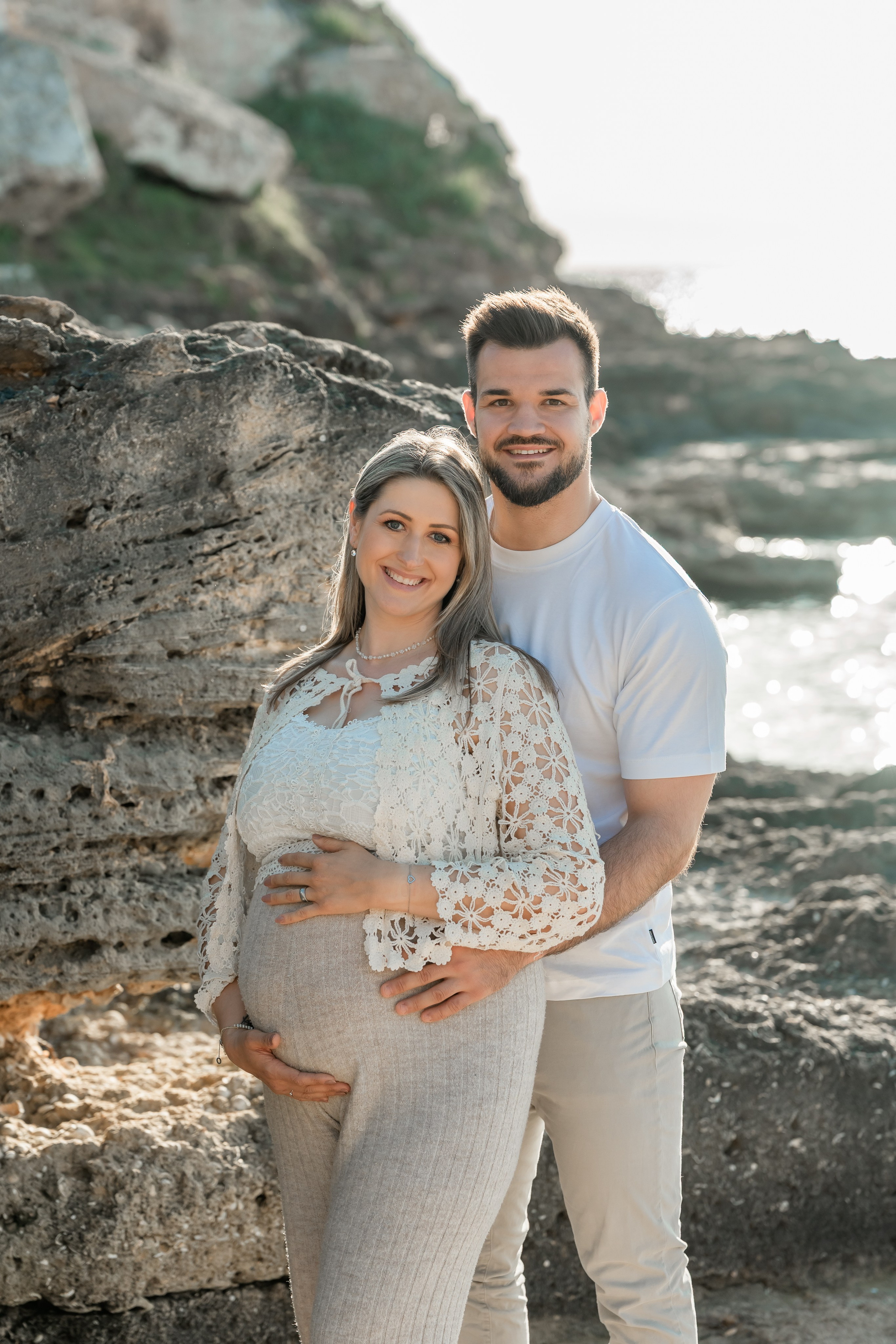 Schwangerschaftsshooting am Meer. Deine Fotografin auf Mallorca für Familien und Business