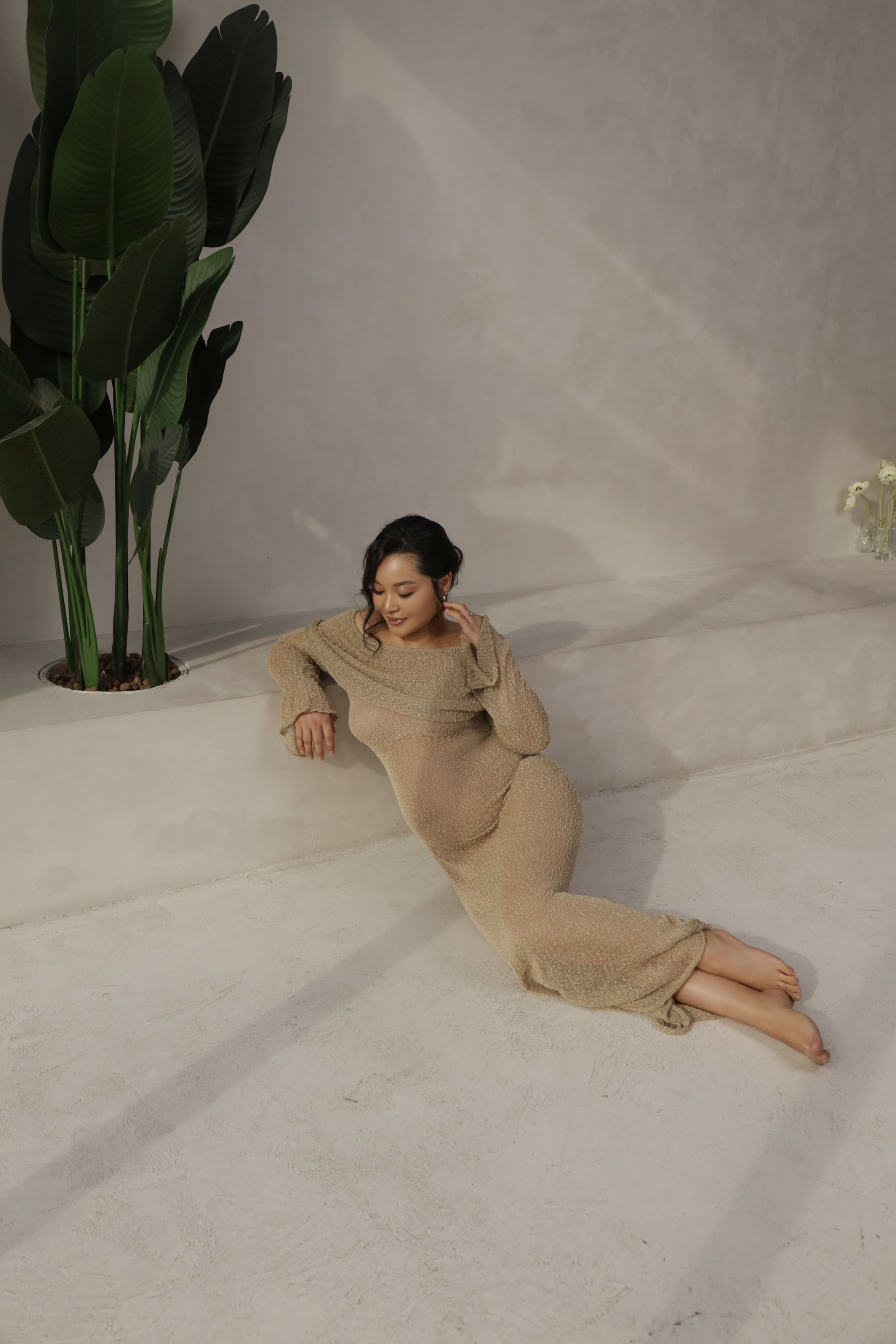 очень нежное уютное бежевое платье в пол, немного просвечивает,размер универсальный