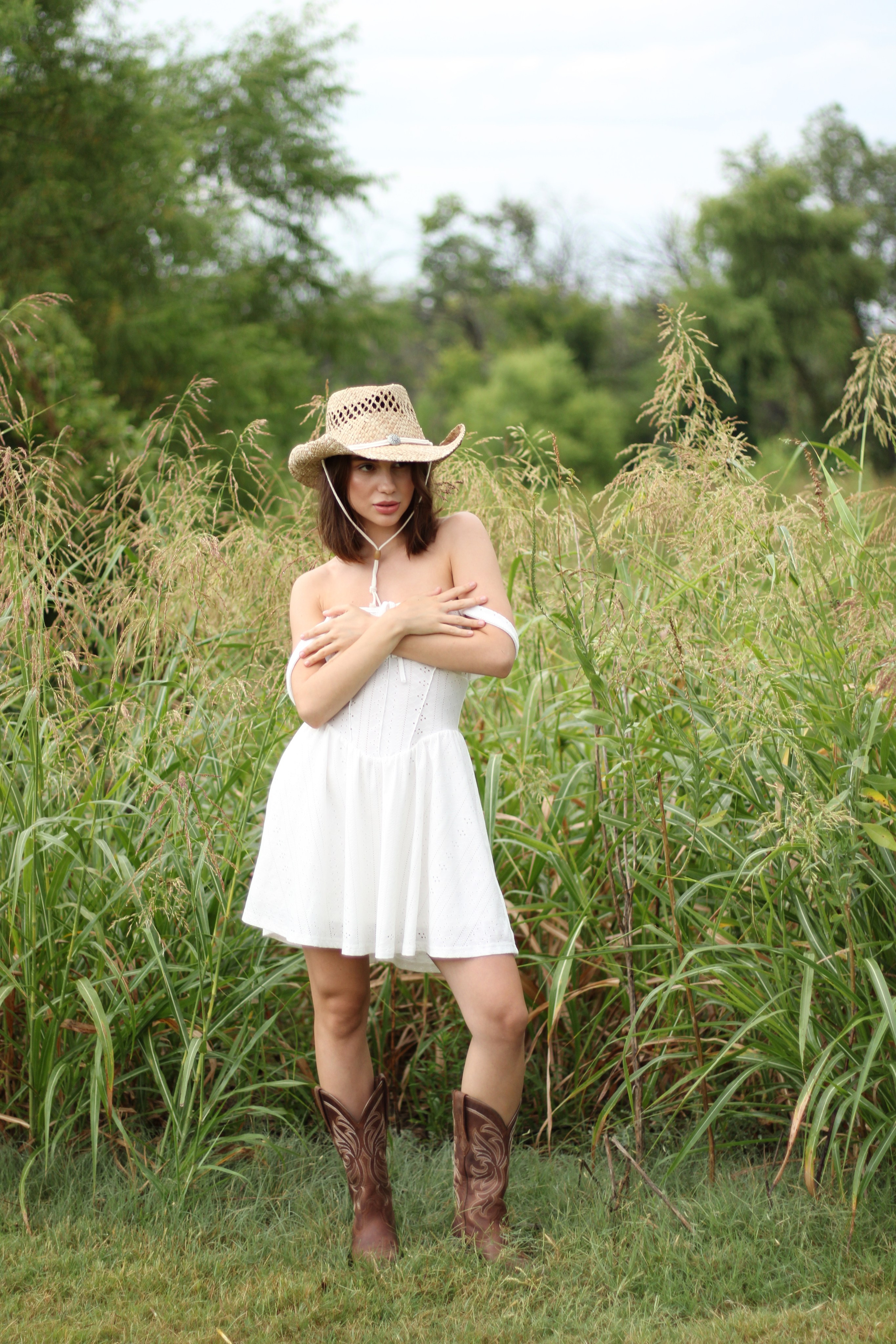 Countryside cowgirl-style portrait photoshoot. Lana Petrychenko — Portrait & Family Photographer. Valencia, Spain