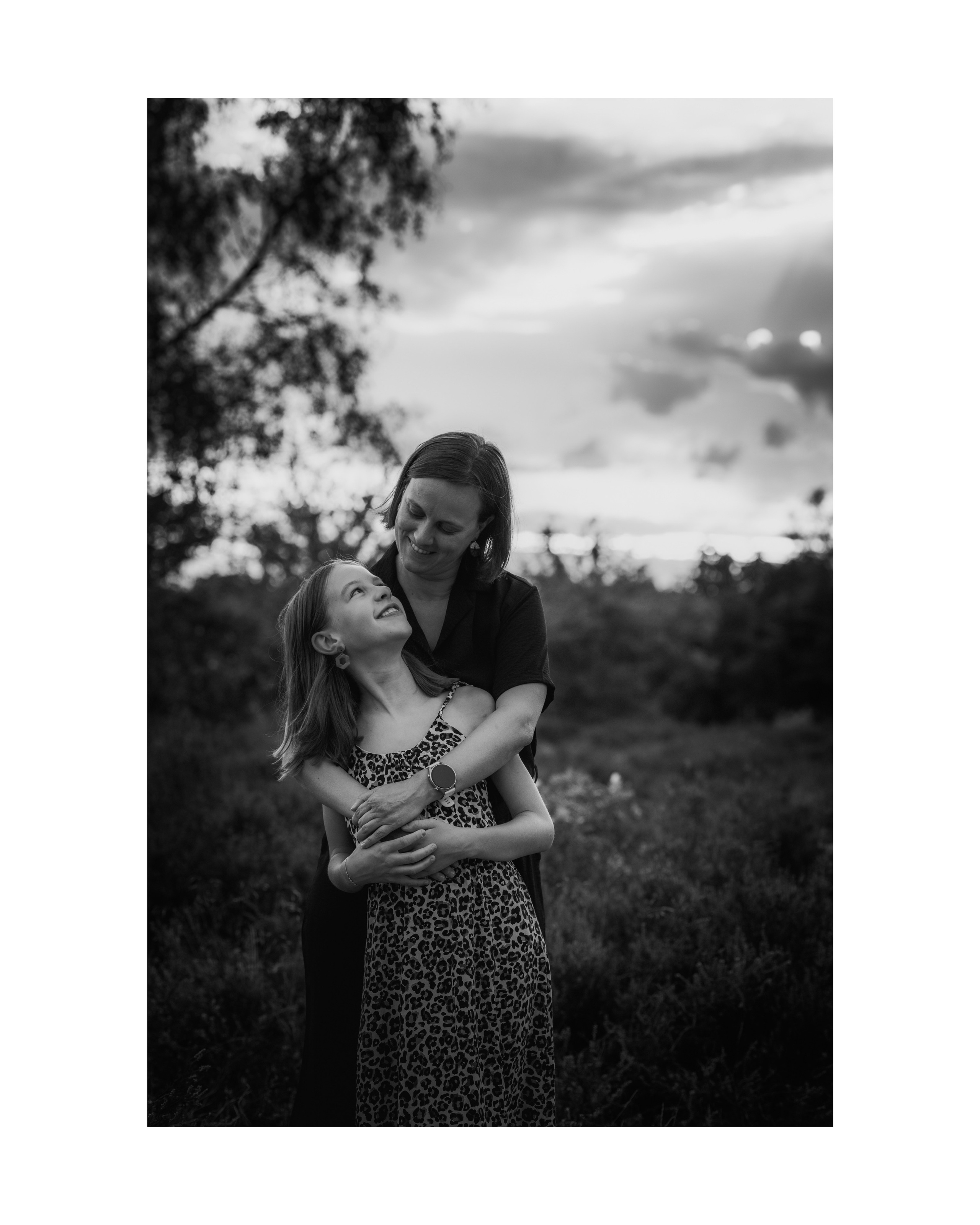 Kapture Fotografie - Spontane familiefoto tijdens golden hour op de Kesselse Heide in Antwerpen