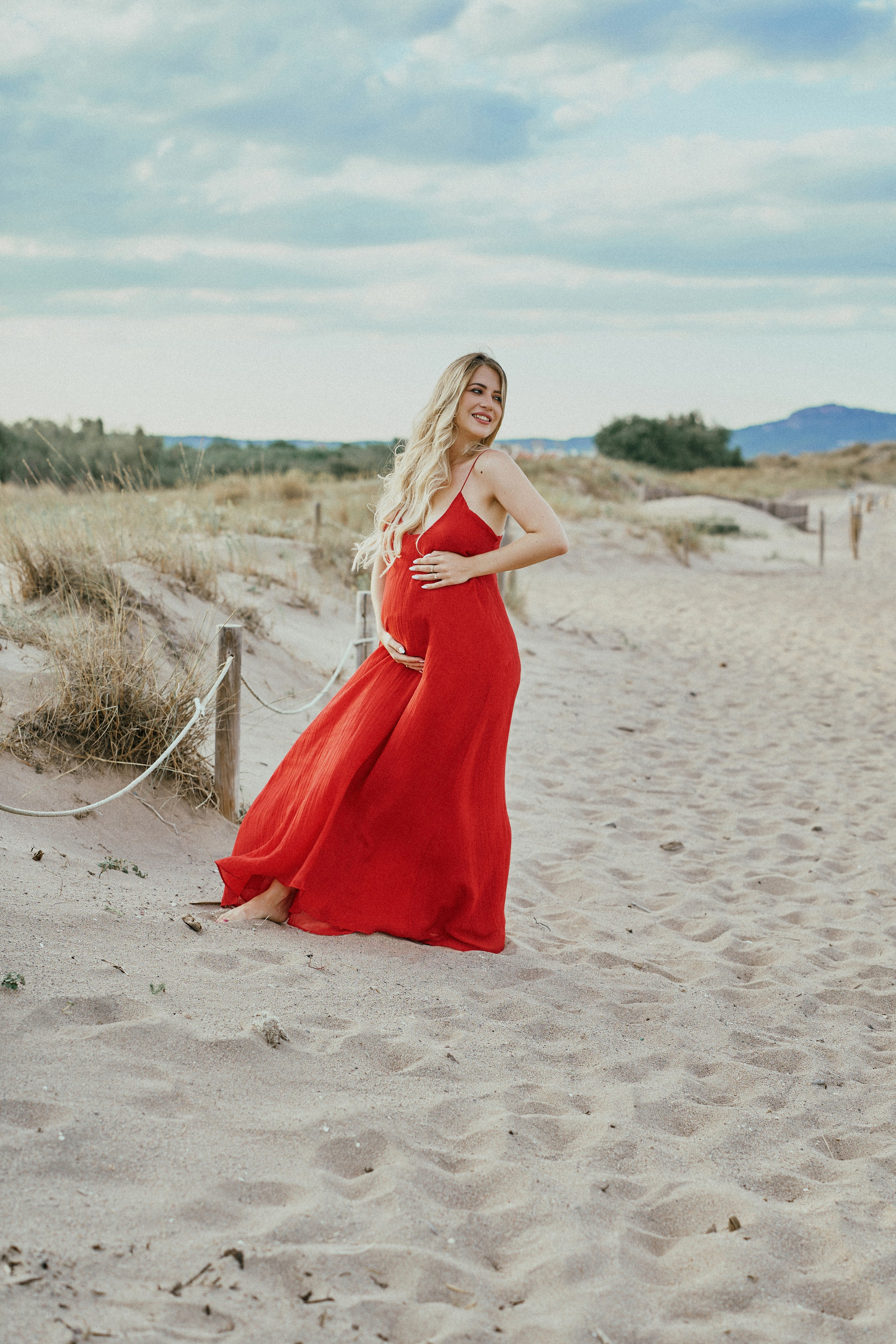 Фотосессия беременности на пляже. Красное платье. Photographer in Barcelona Spain Zhanna Zakharchenko