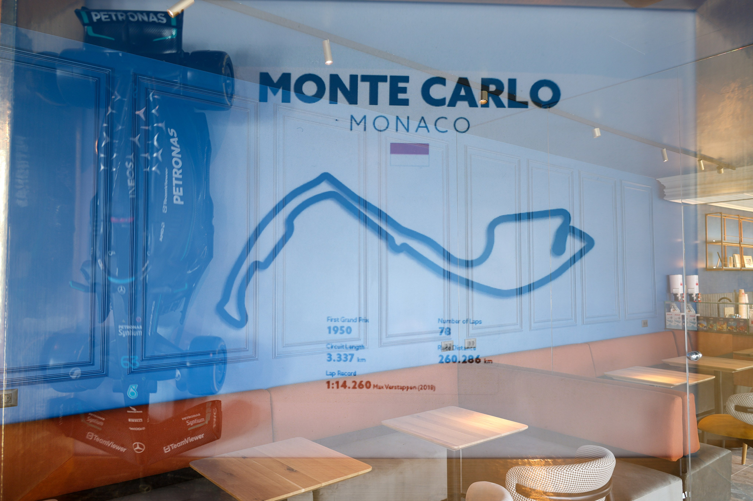 Cafenea “Monte Carlo” Buhuși. Fotograf. Lucrez cu oameni, produse și spații. Portret și fotografie creativă. Bacău, România. Lidia Savinoiu