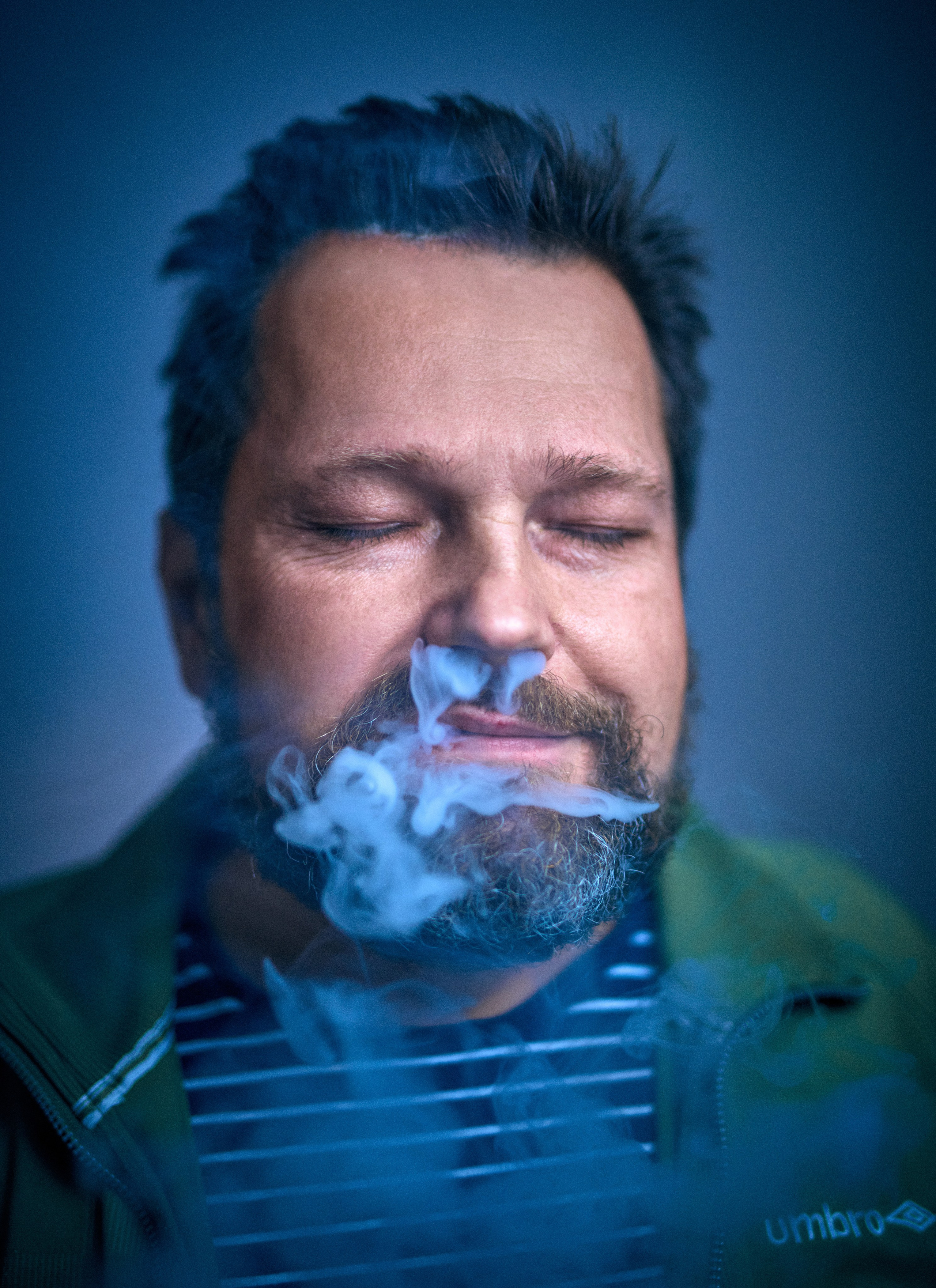 Portret męski charakterystyczny - Daniel niebieskooki smok - fotograf Andriej Szypiłow