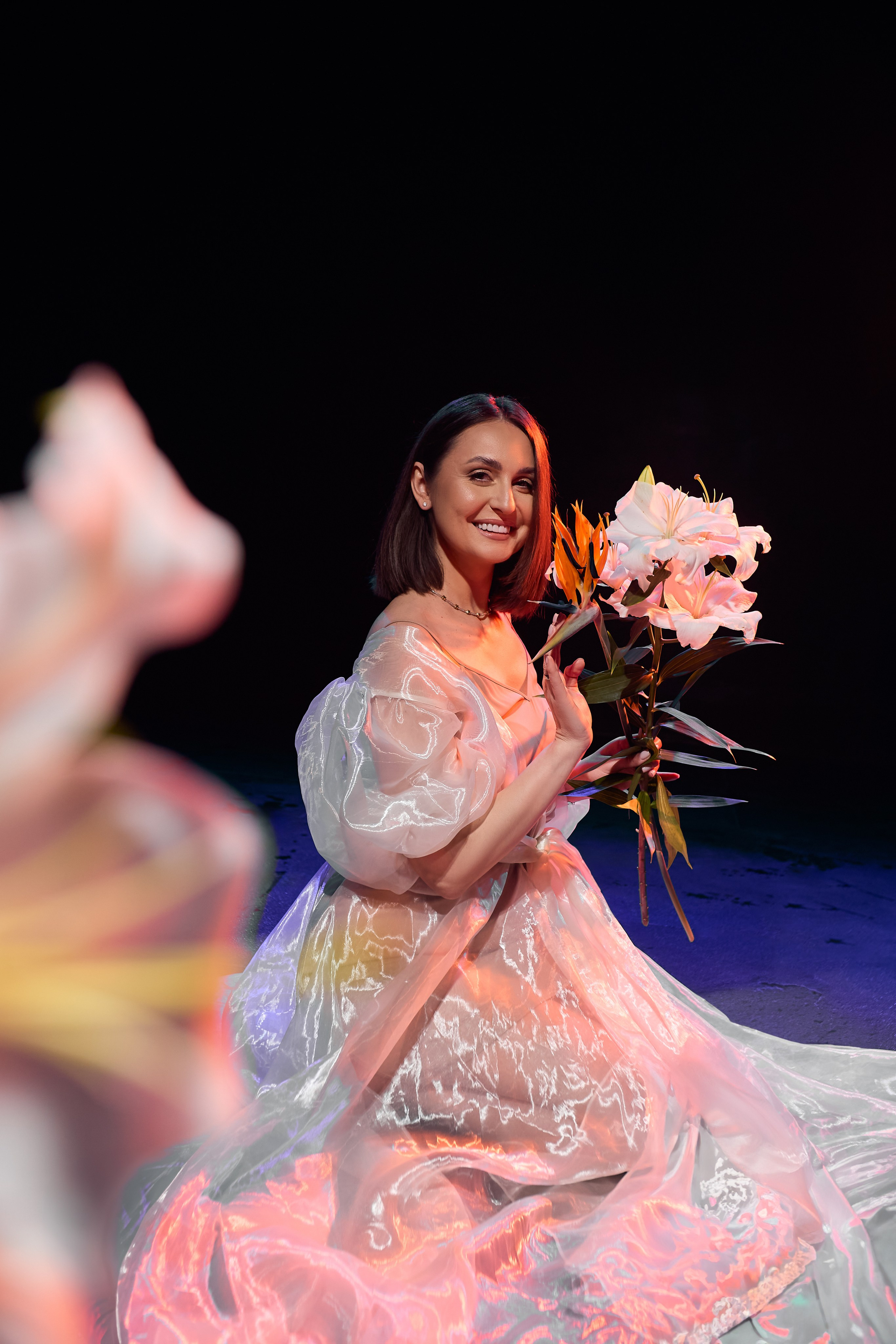 Delikatna sesja zdjęciowa z wodą i kwiatami – magia światła i odbić. Portrait & Fashion Photographer | Сannes, Paris, Monaco, Dubai, Kyiv — - Alisa Postnykova