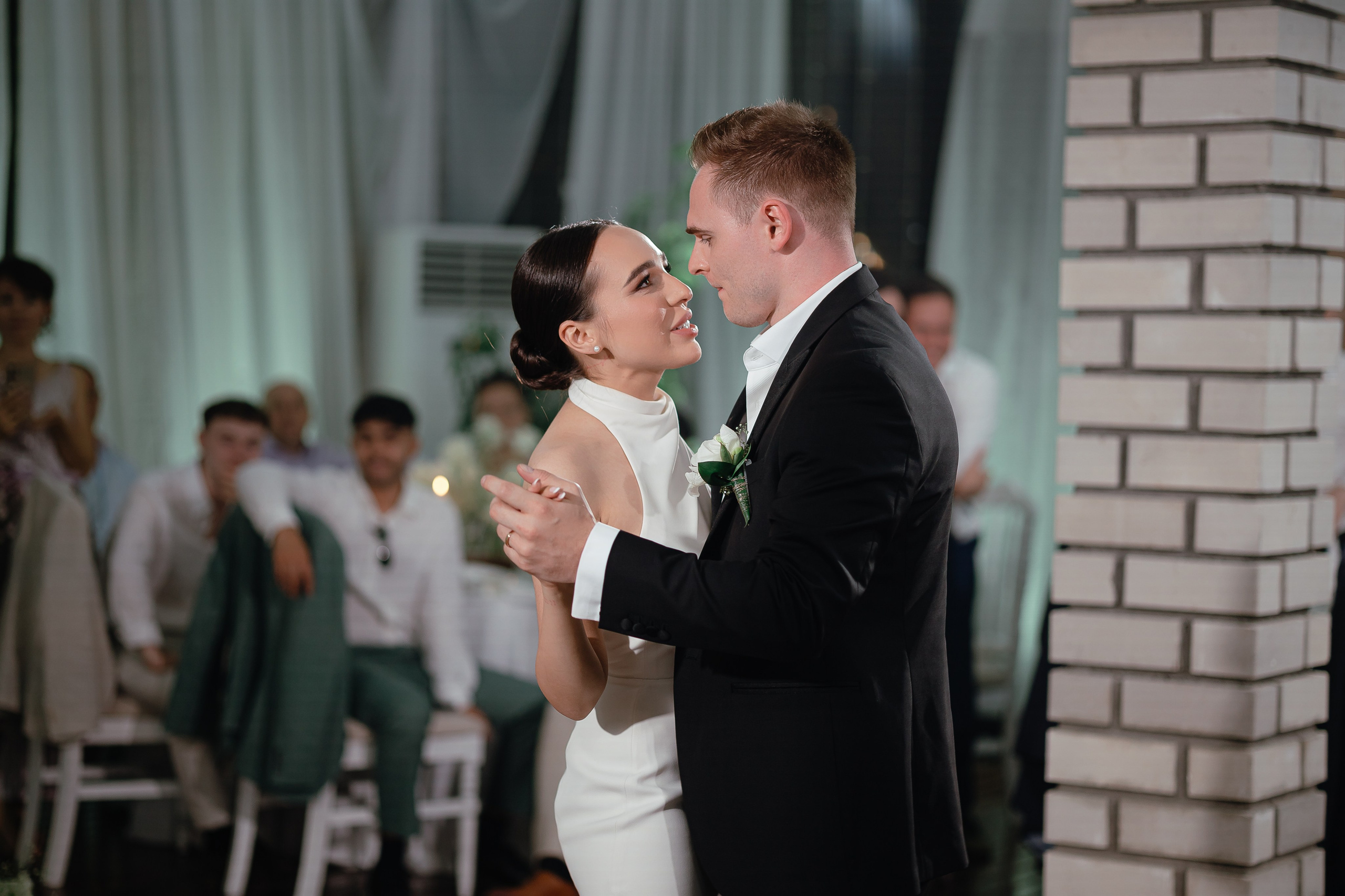 Thomas & Suyumbika. Главная