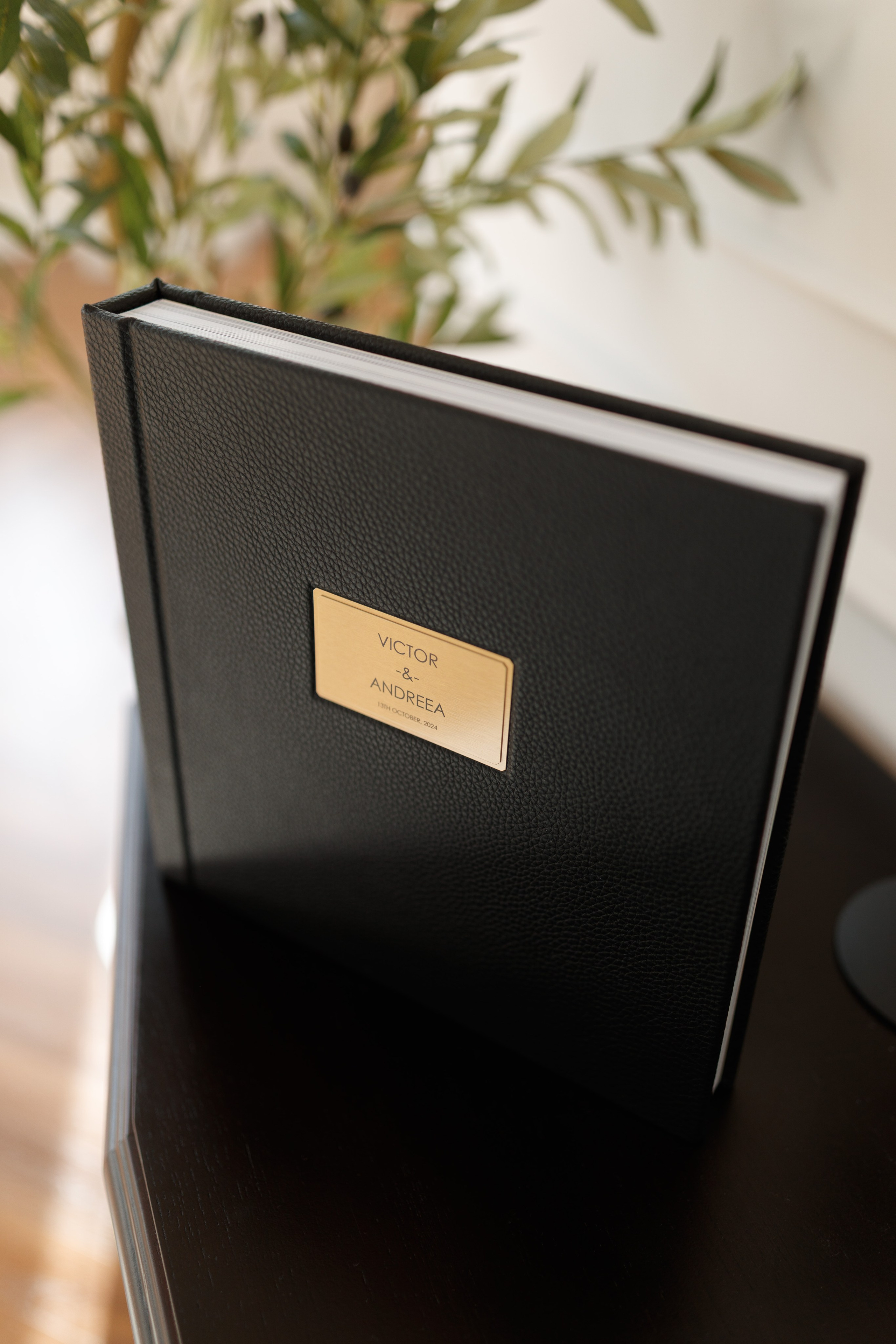 Albume de Nuntă cu Copertă din Eco-Piele Neagră – Eleganță Clasică și Povestea Dragostei Tale. Scarlat Photography