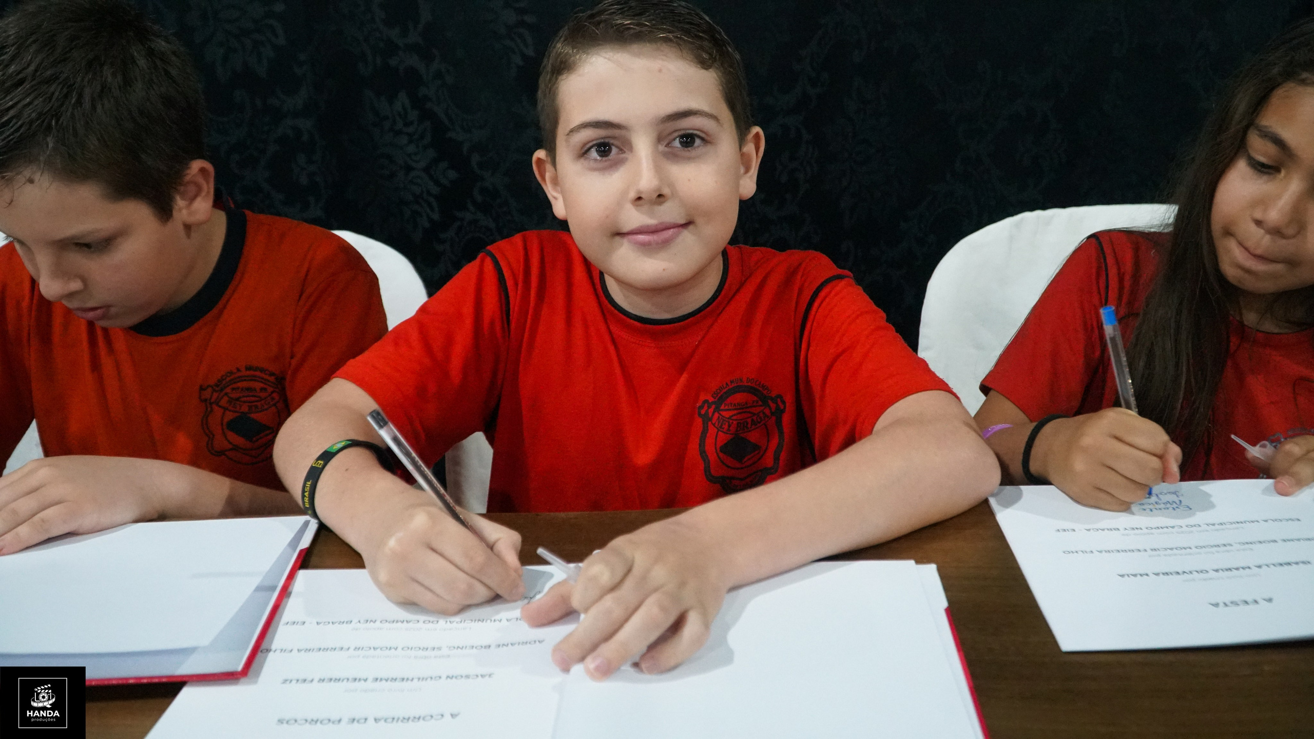 Noite autógrafos colégio Aurélio Buarque de Holanda. Handa Produções