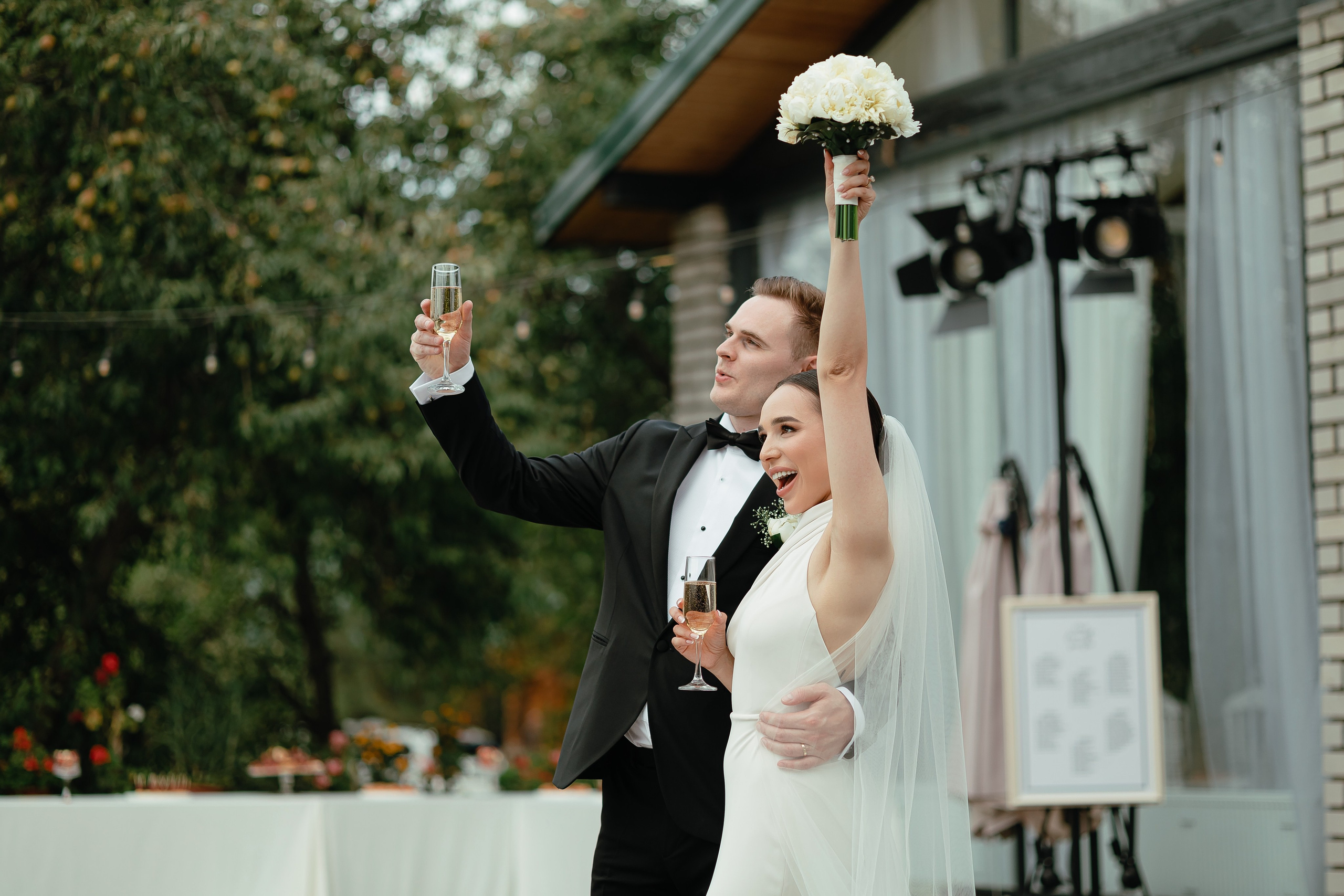 Thomas & Suyumbika. Главная