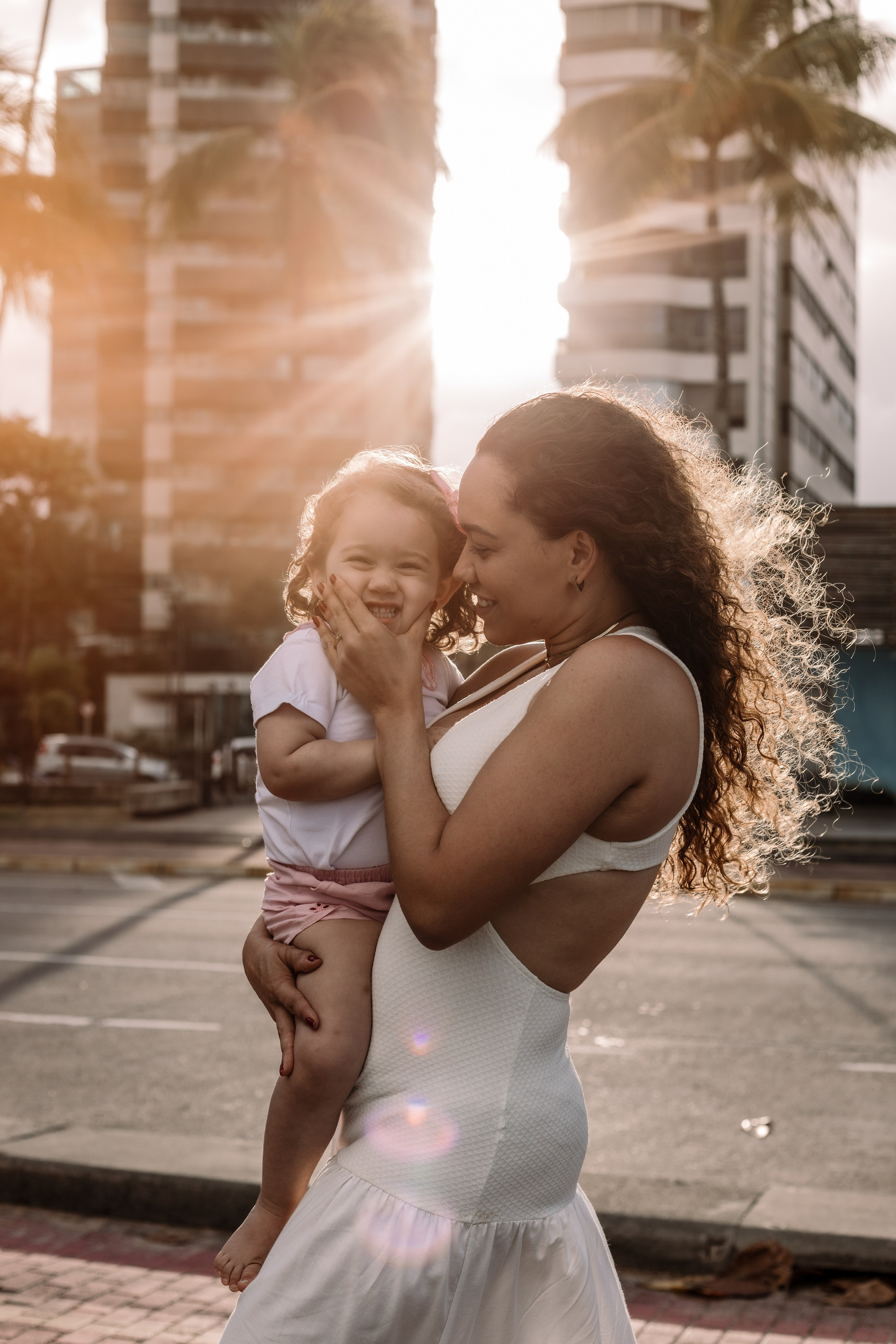 Mãe e filha ao pôr do sol em Boa Viagem, Recife