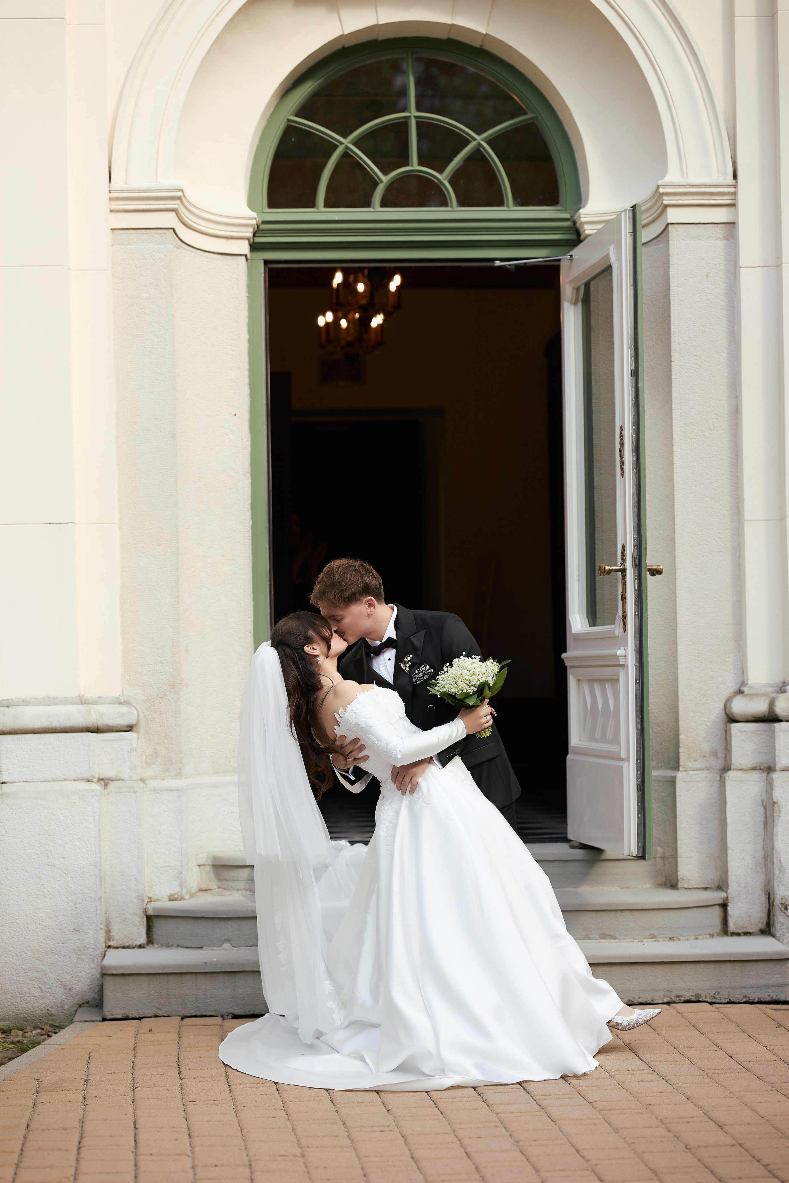 Wiktoria & Kacper. Pałac Goetz. Fotograf ślubny i rodzinny w Krakowie Yana Klymova