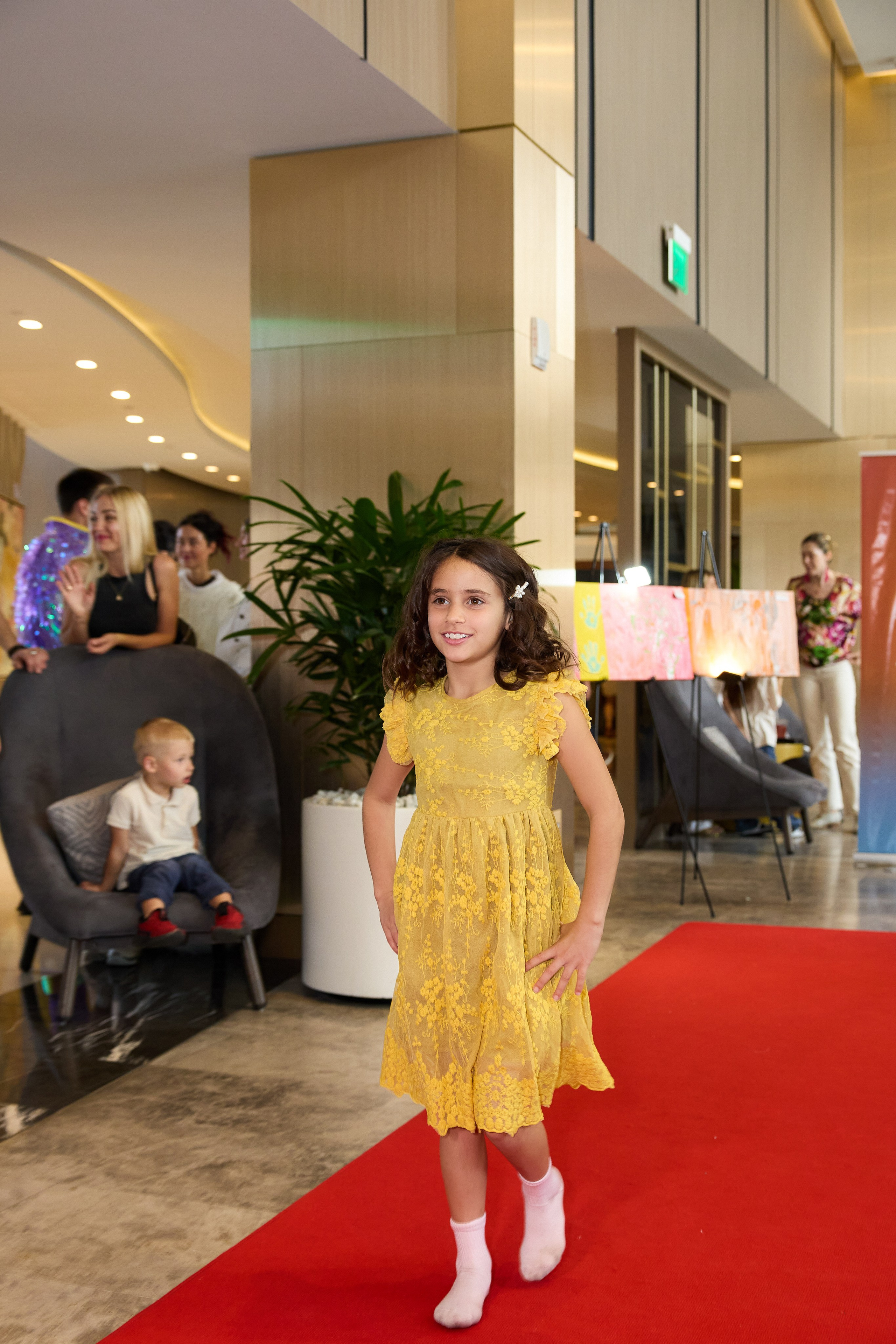 Авторская благотворительная художественная выставка Дианы Бортник. Фотограф Юлия Маковеева