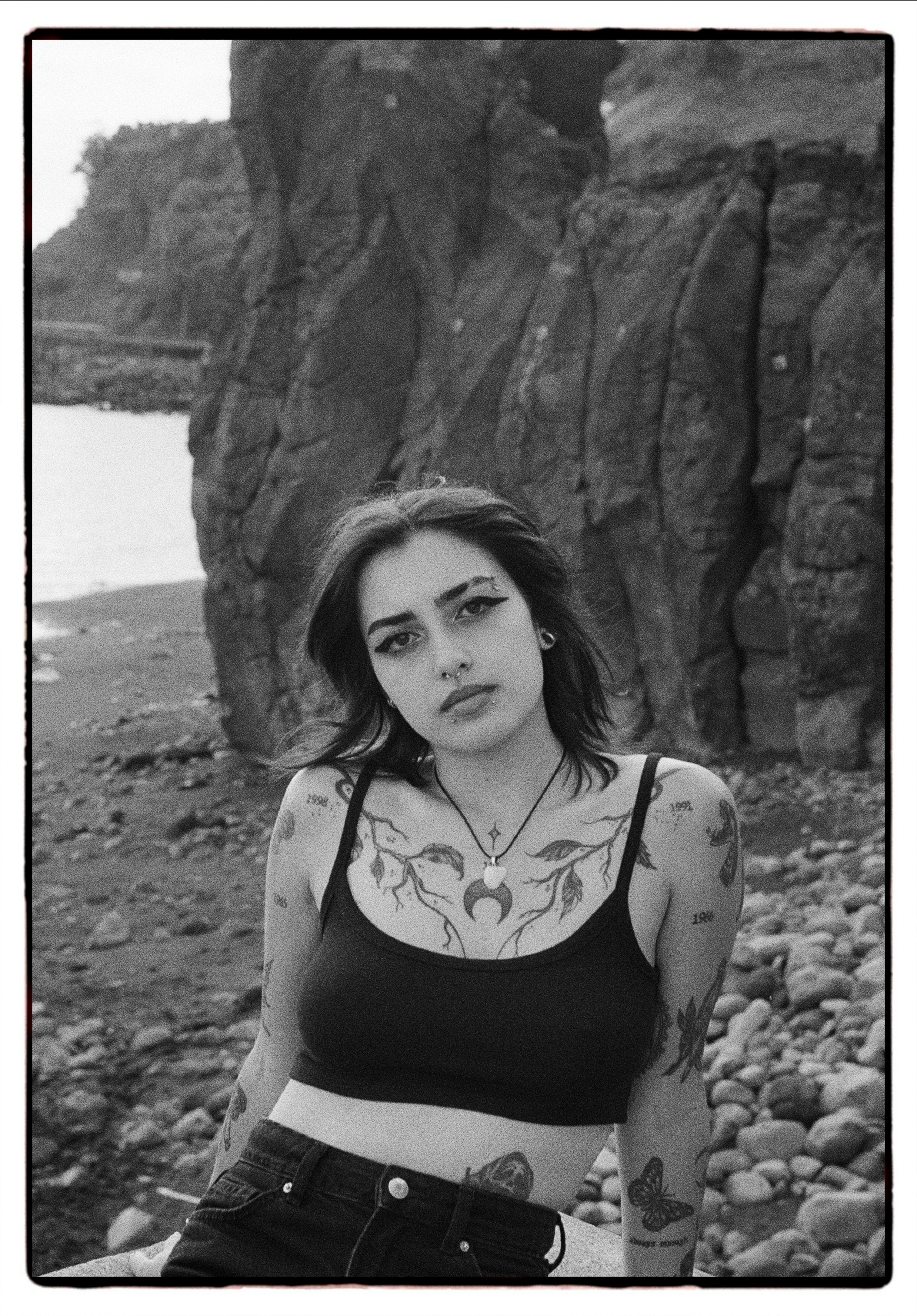 Veronica / ILFORD HP5. Portrait photographer in Madeira — Marina Shtukina