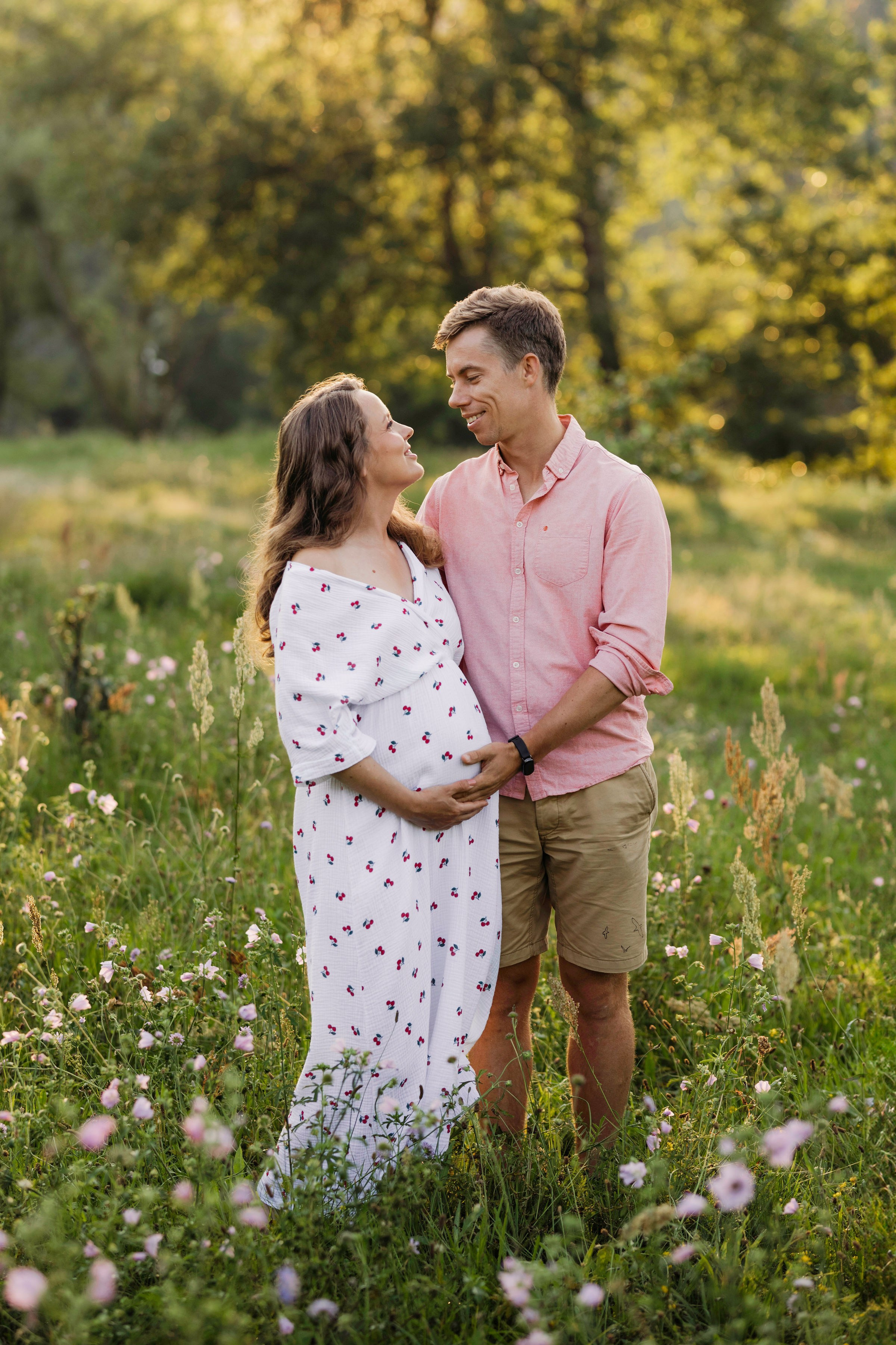 VIKTORIJA IR LINAS | LAUKIMO FOTOSESIJA PIEVOJE. Vestuvių ir nėščiųjų fotografė Raminta Razmaitė