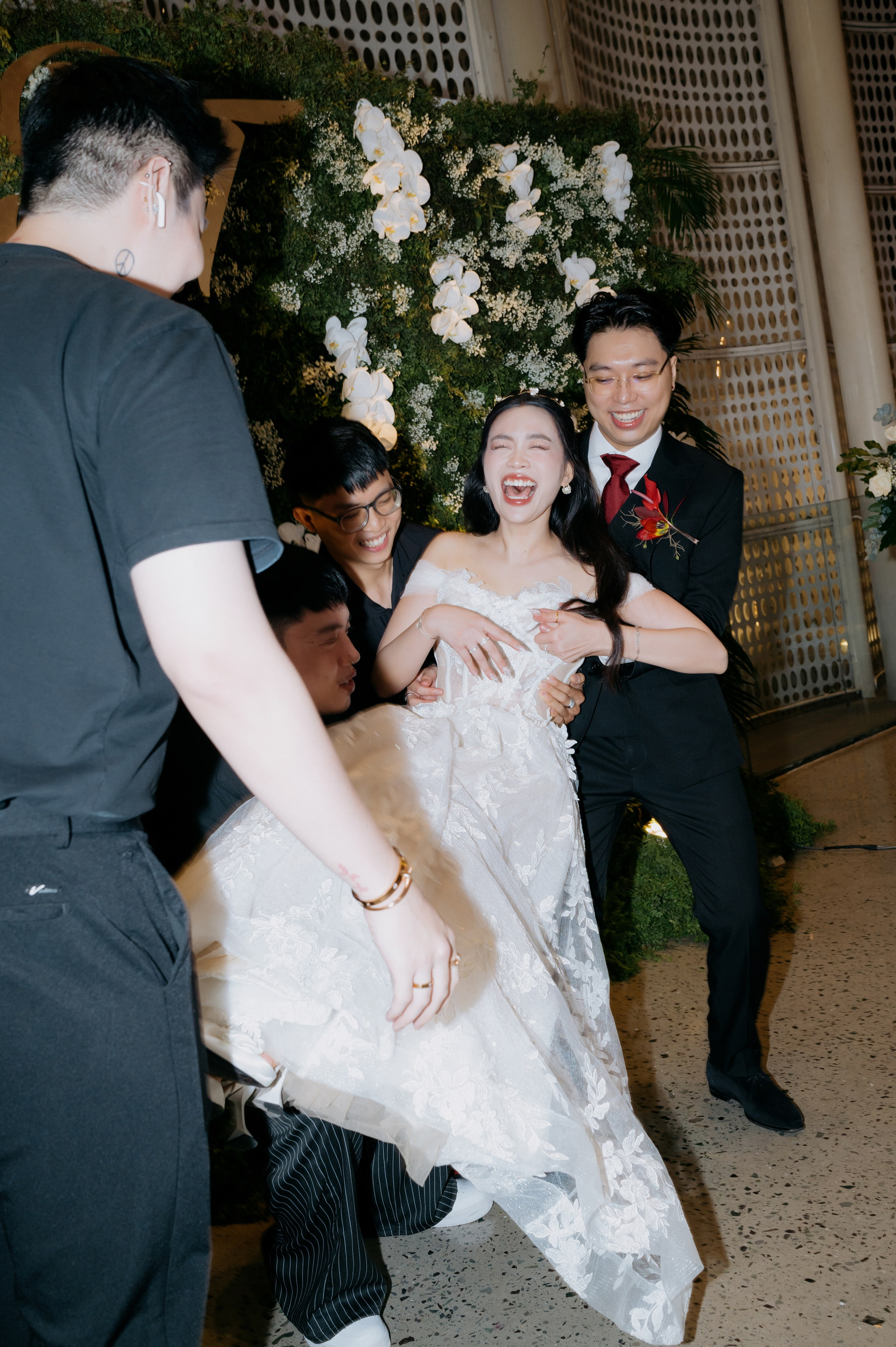 DAT & TU / Wedding Party. Saigon Wedding Present | Art Beyond Moments