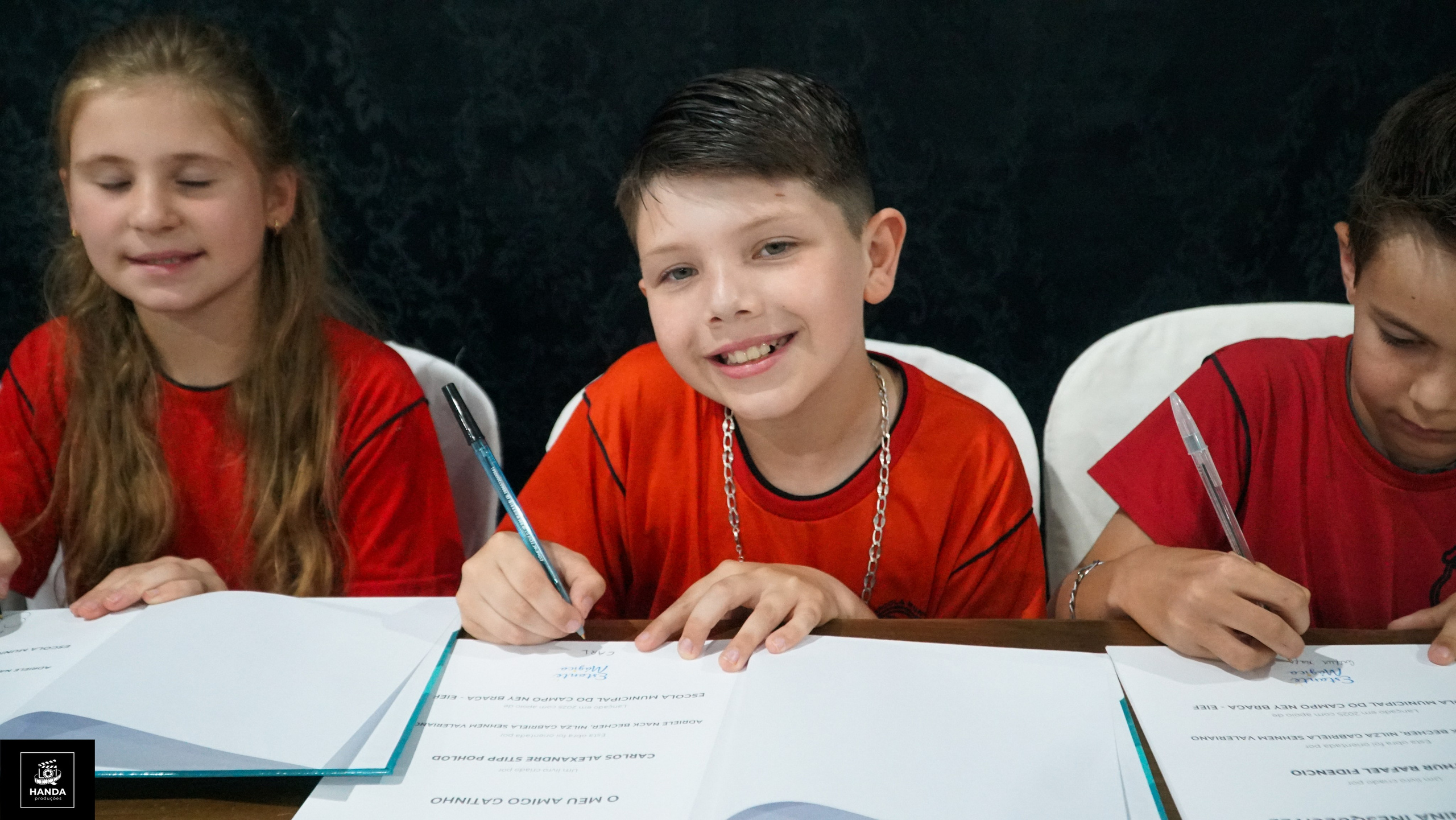 Noite autógrafos colégio Aurélio Buarque de Holanda. Handa Produções