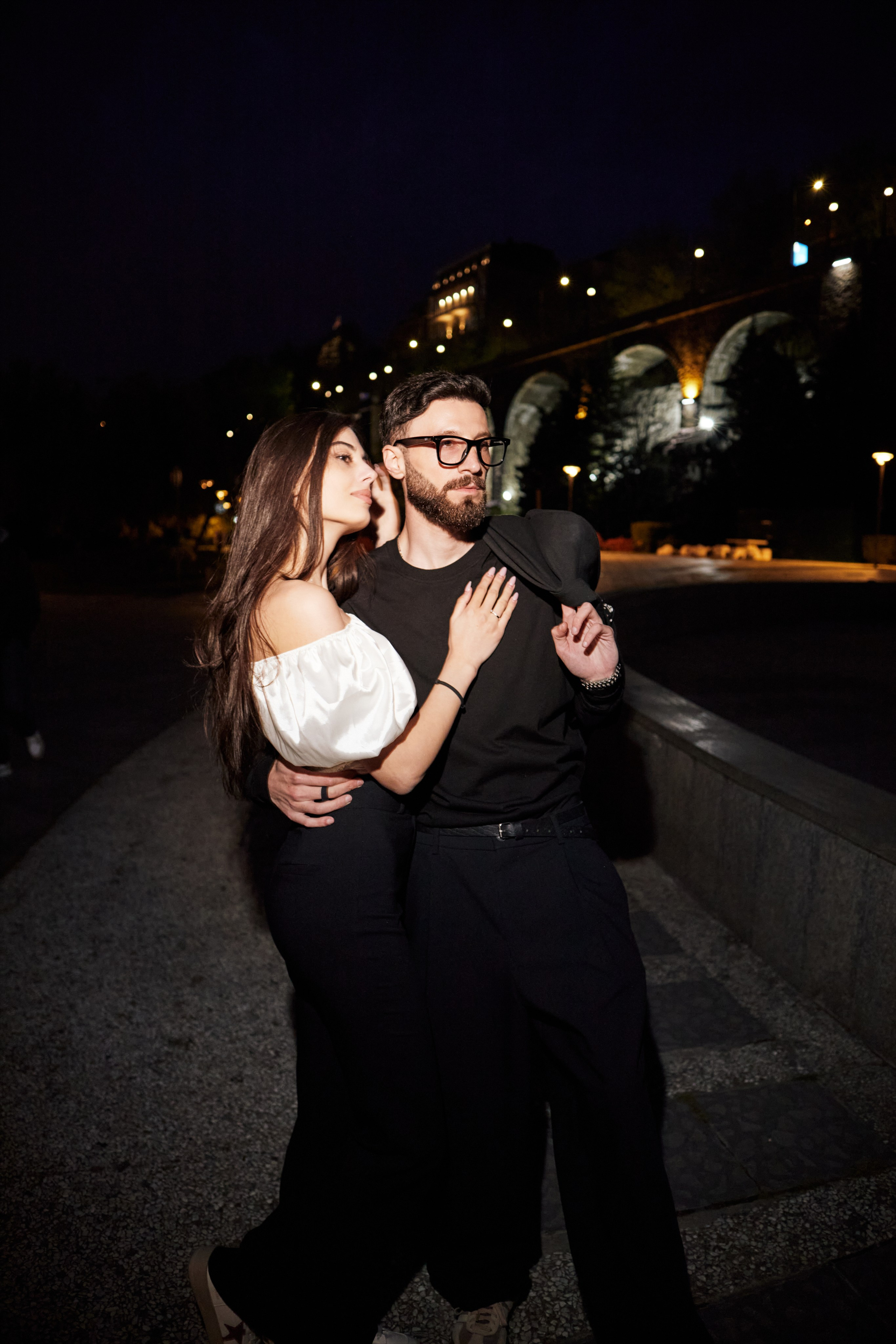Фотосессия Love Story на берегу горной реки Арагви в Грузии, влюбленная пара обнимается у воды.