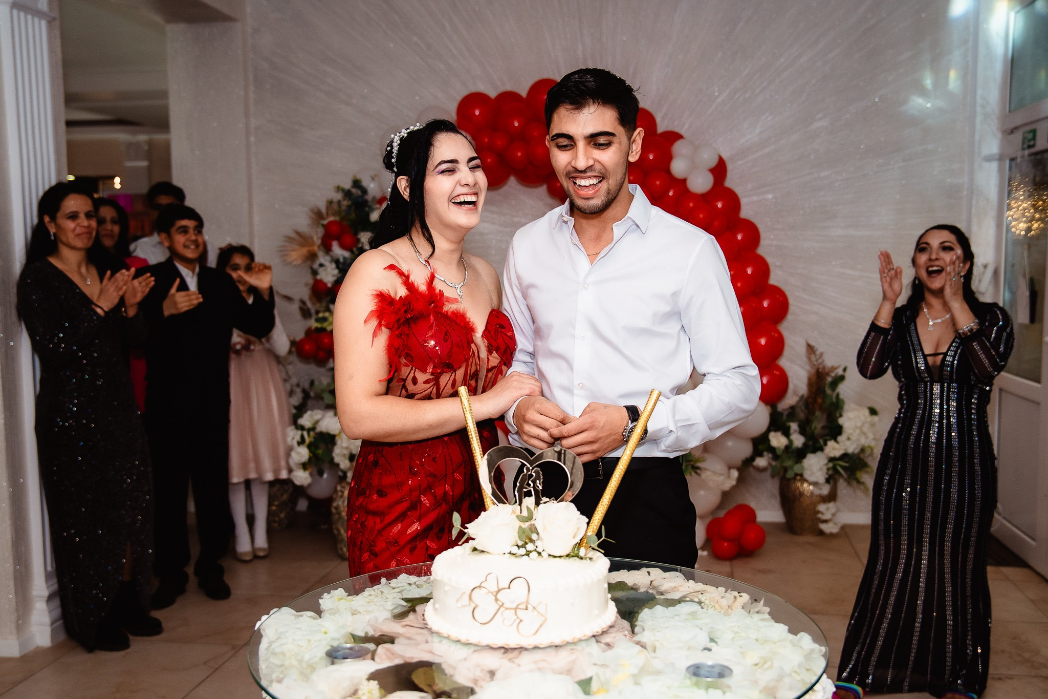 Moment cu tortul la cununia civilă alături de invitați