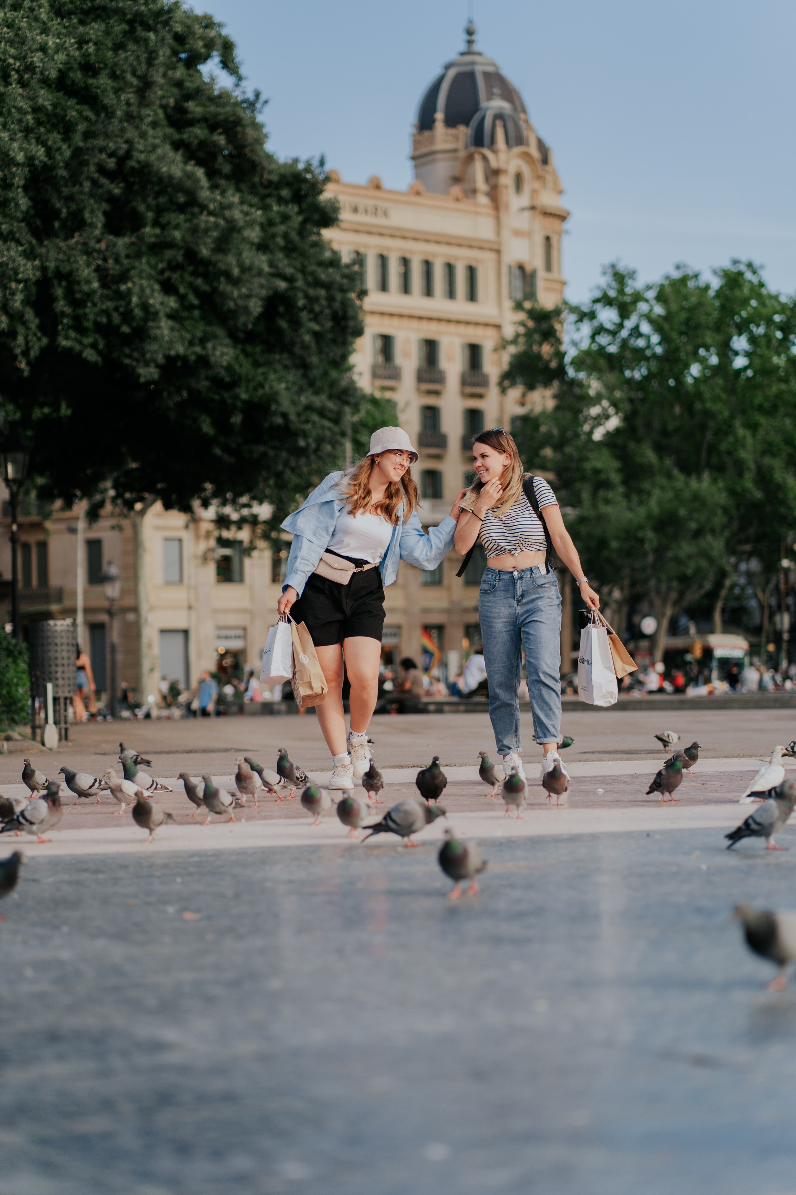 Tourist photoshoot for friends. DiaFoto — Wow Photographer in Barcelona | Premium Barcelona Photoshoot Experience