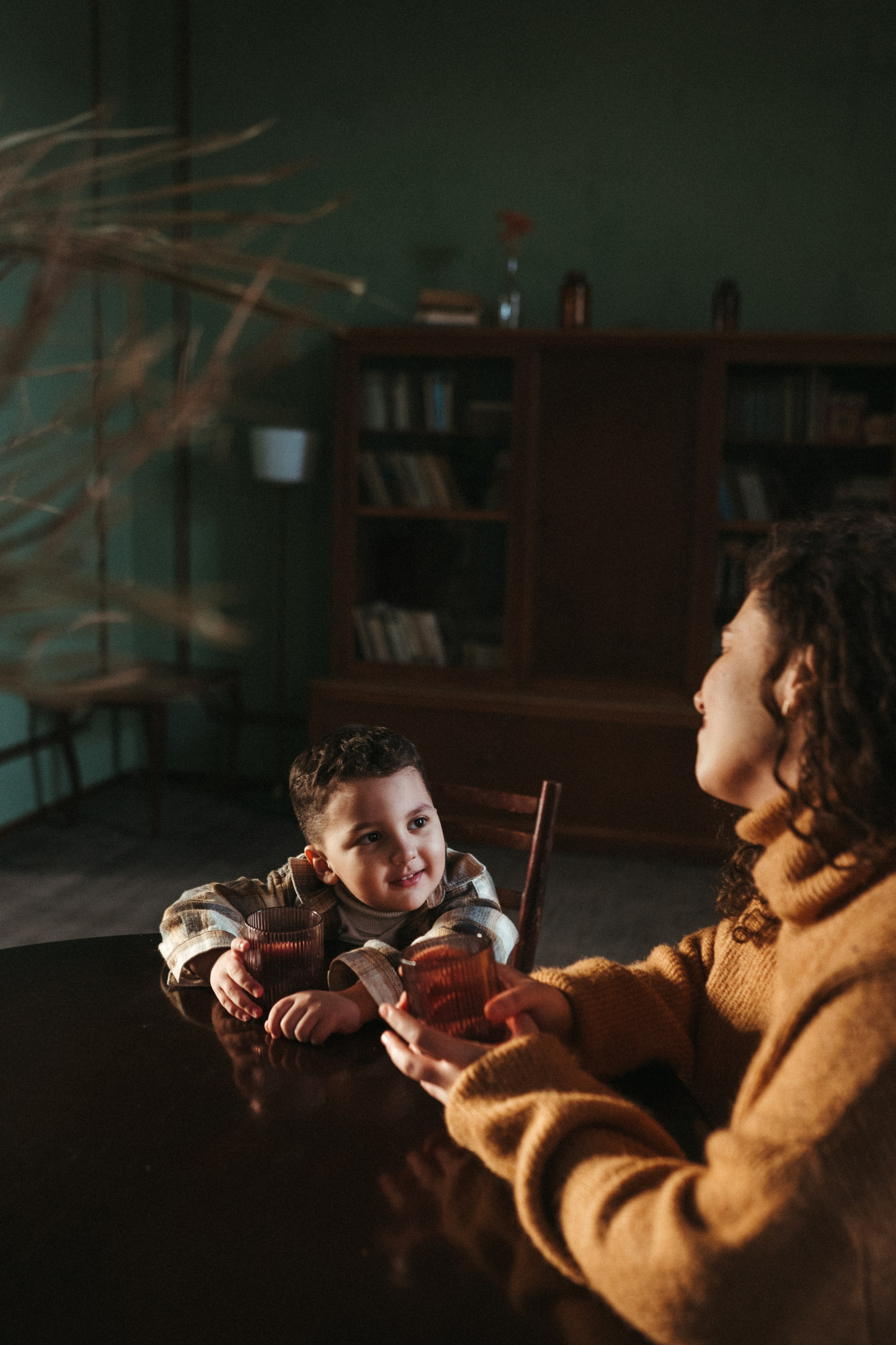 Lika and Anar. Family photographer in Saudi Arabia