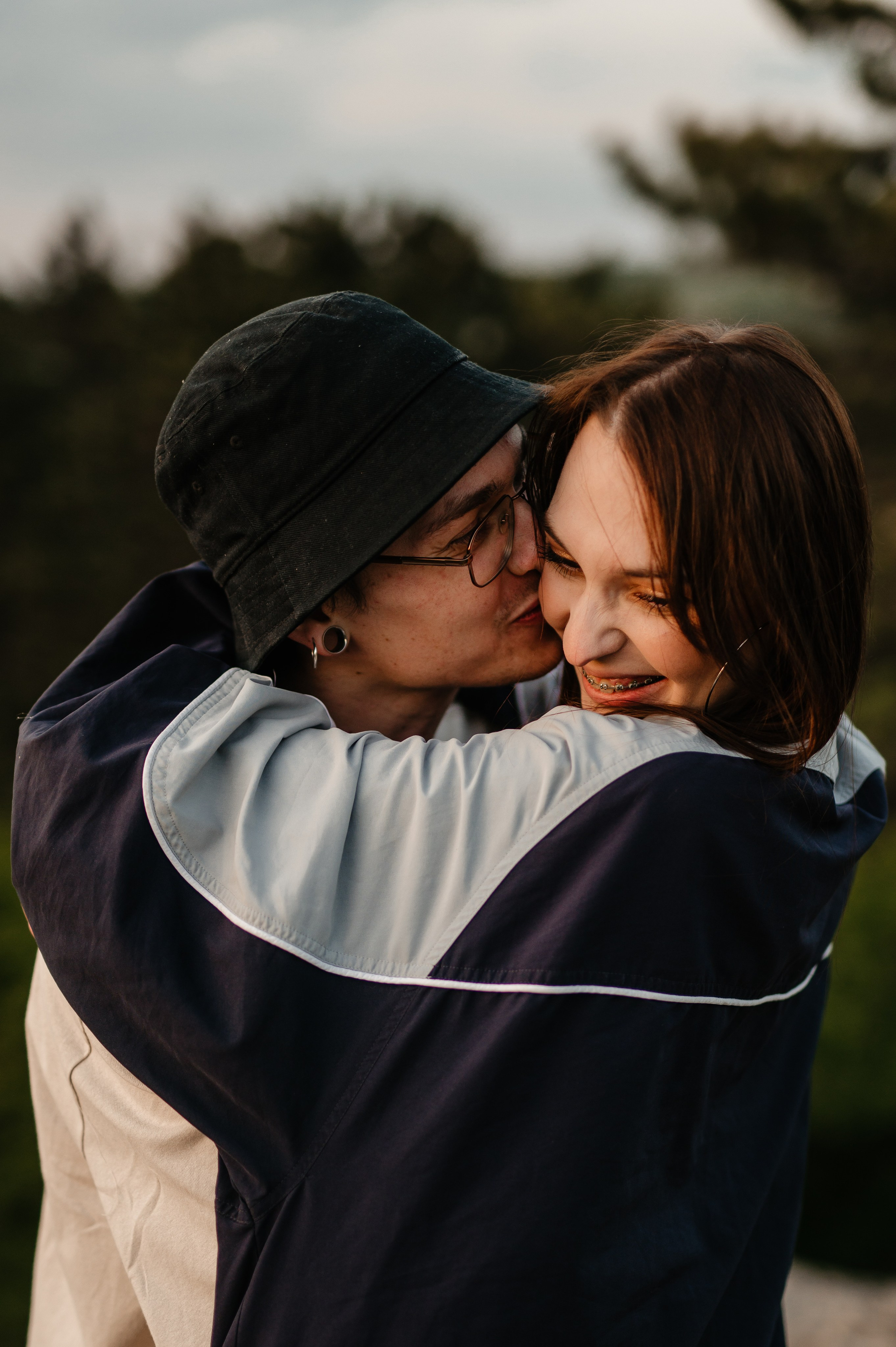 Sedinta foto la apus de primavara, copaci infloriti primavara. Proud Vision Weddings | Wedding Photography & Film — Servicii profesionale Foto Video Nunta Iasi