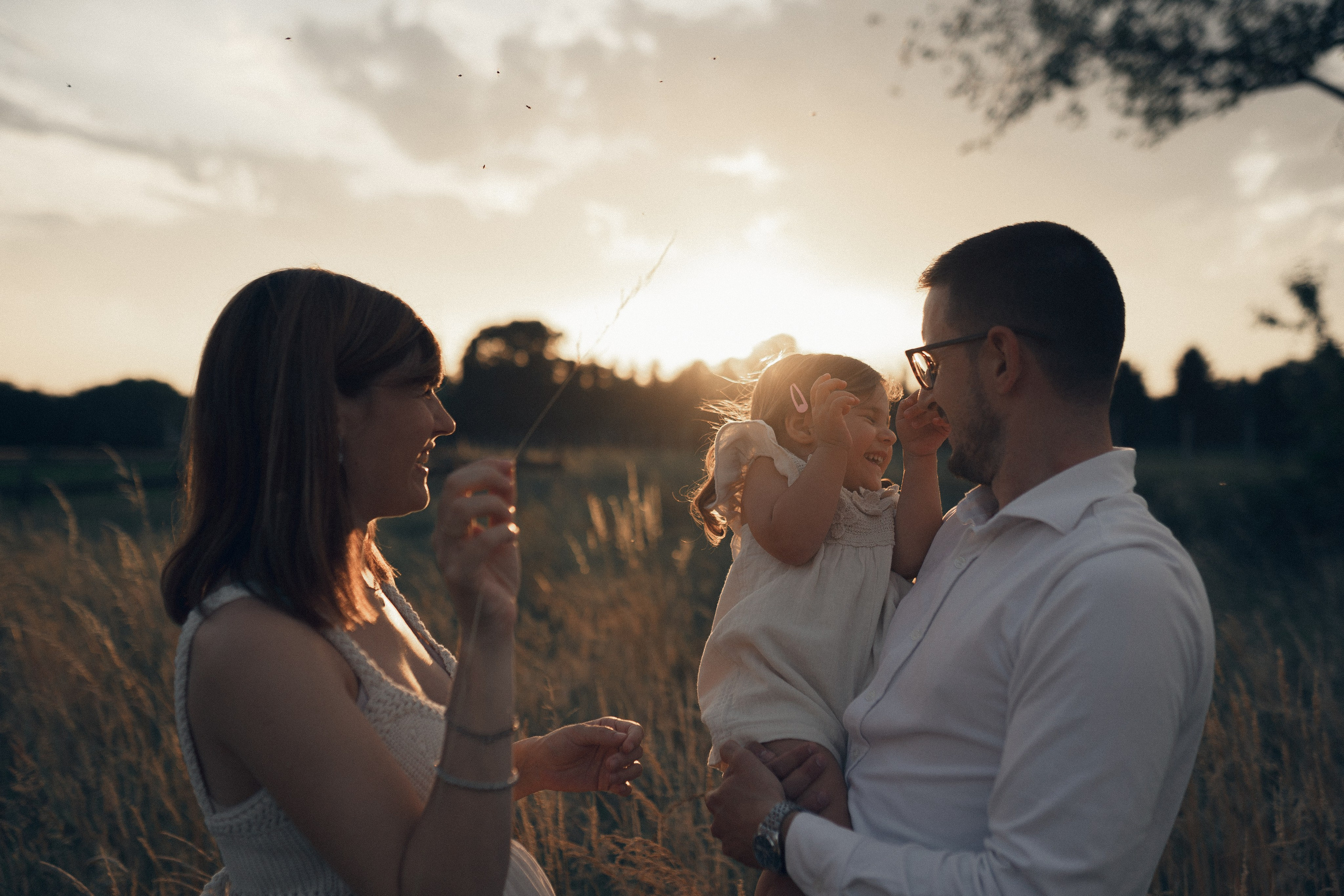 Fotografa maternità a Milano – donna incinta avvolta dalla luce del sole al tramonto