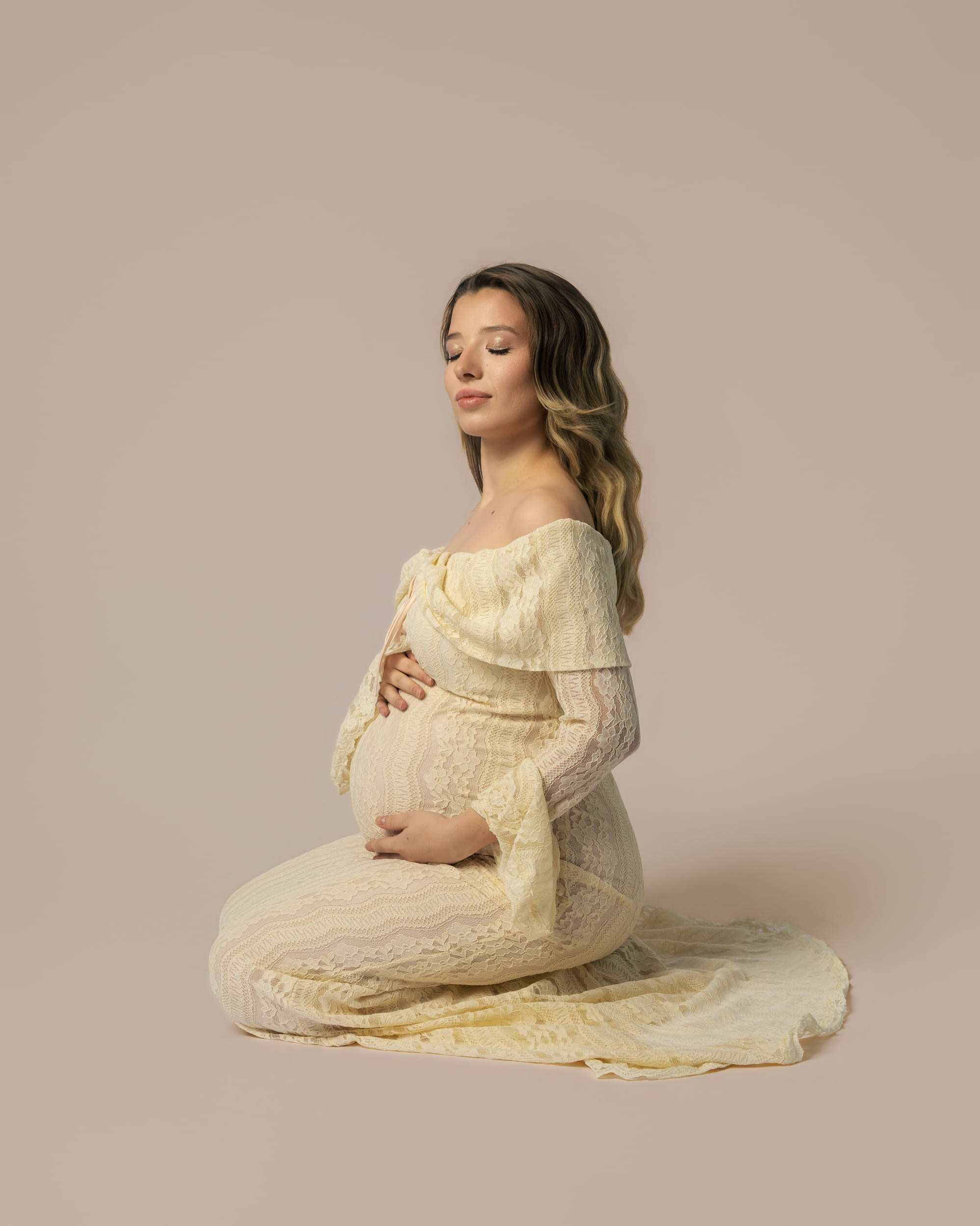 Elegant Studio Maternity Photography in Rotterdam