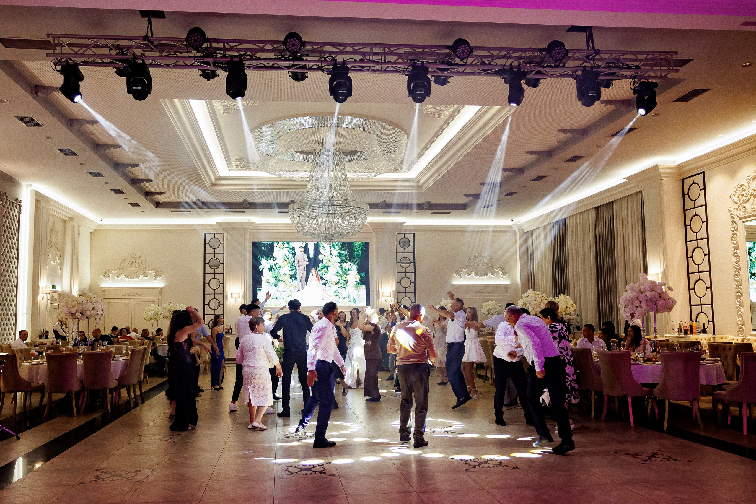 Eugen & Livia — Grand Elysee — Wedding Day. Servicii Foto și Video 067188353