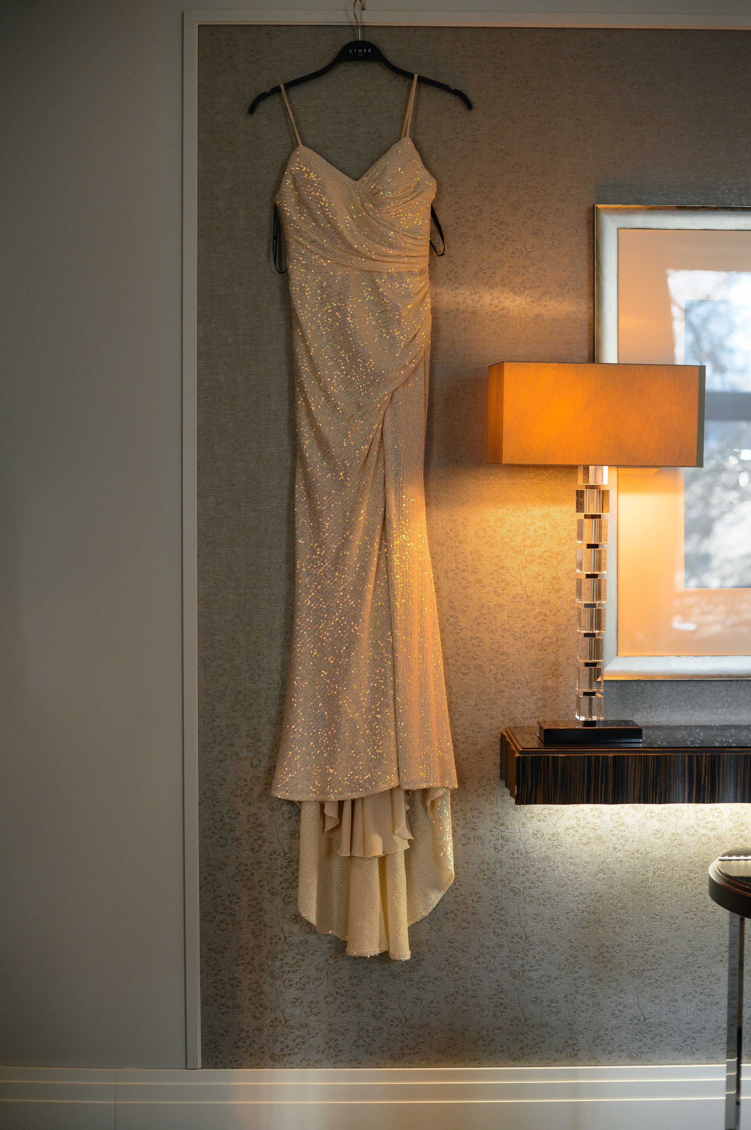 Glitzerndes Brautkleid im eleganten Hotelzimmer des Steigenberger Frankfurter Hofs