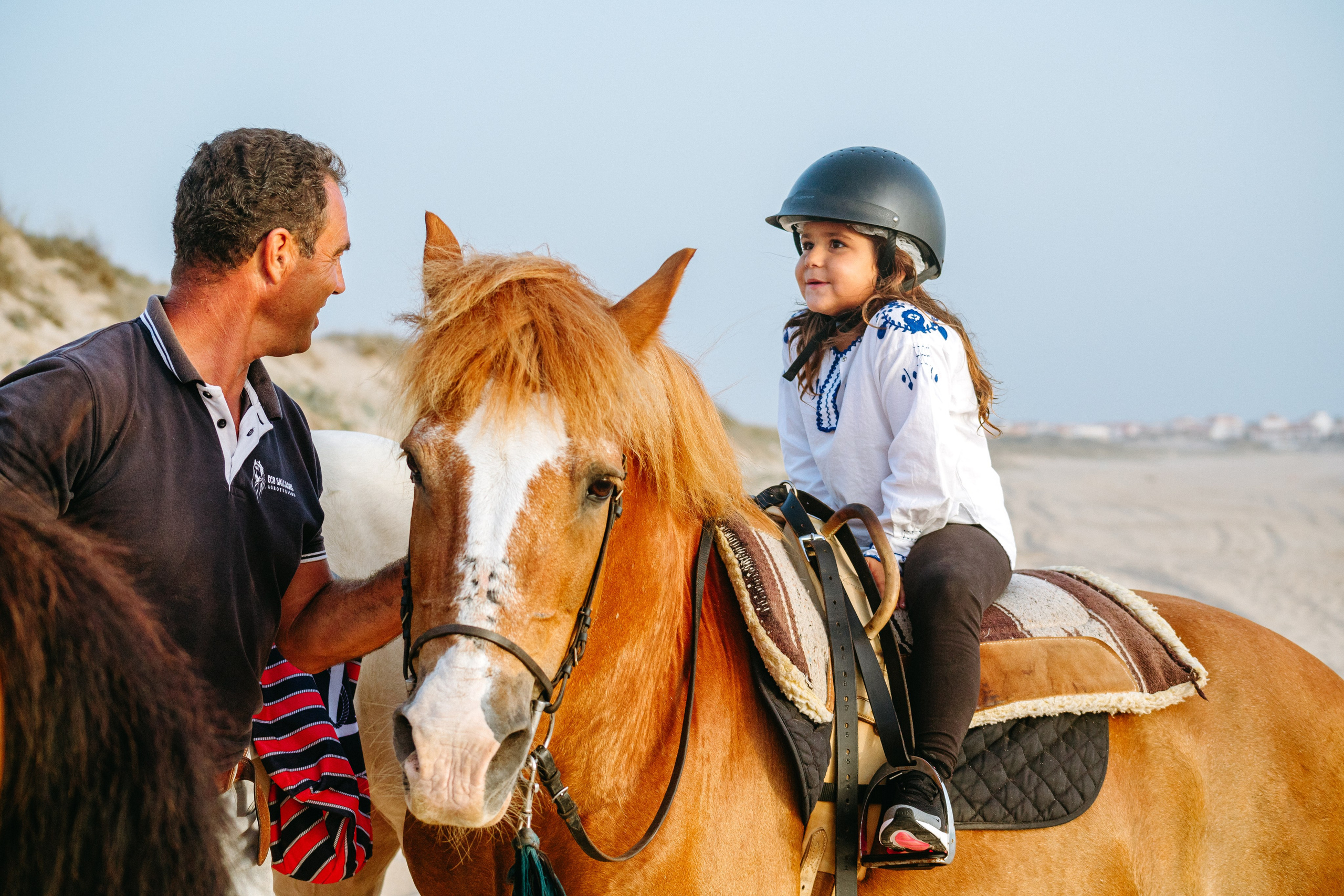 Marlene & Tiago com filhos. Passeios a Cavalo na Praia Peniche | Eco Salgados Agroturismo