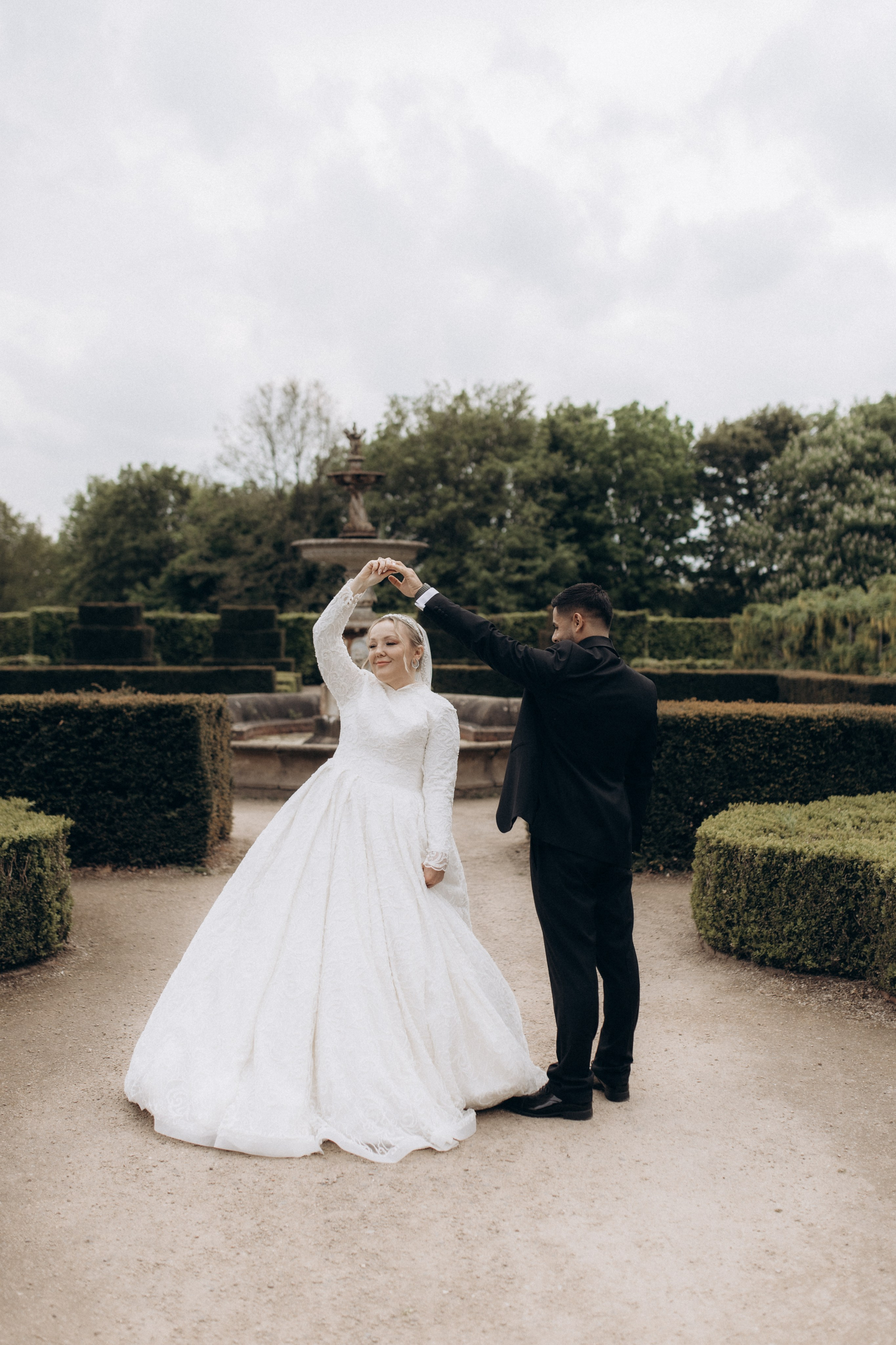 Love in the Garden. Wedding and Portrait Photographer Evie Moon