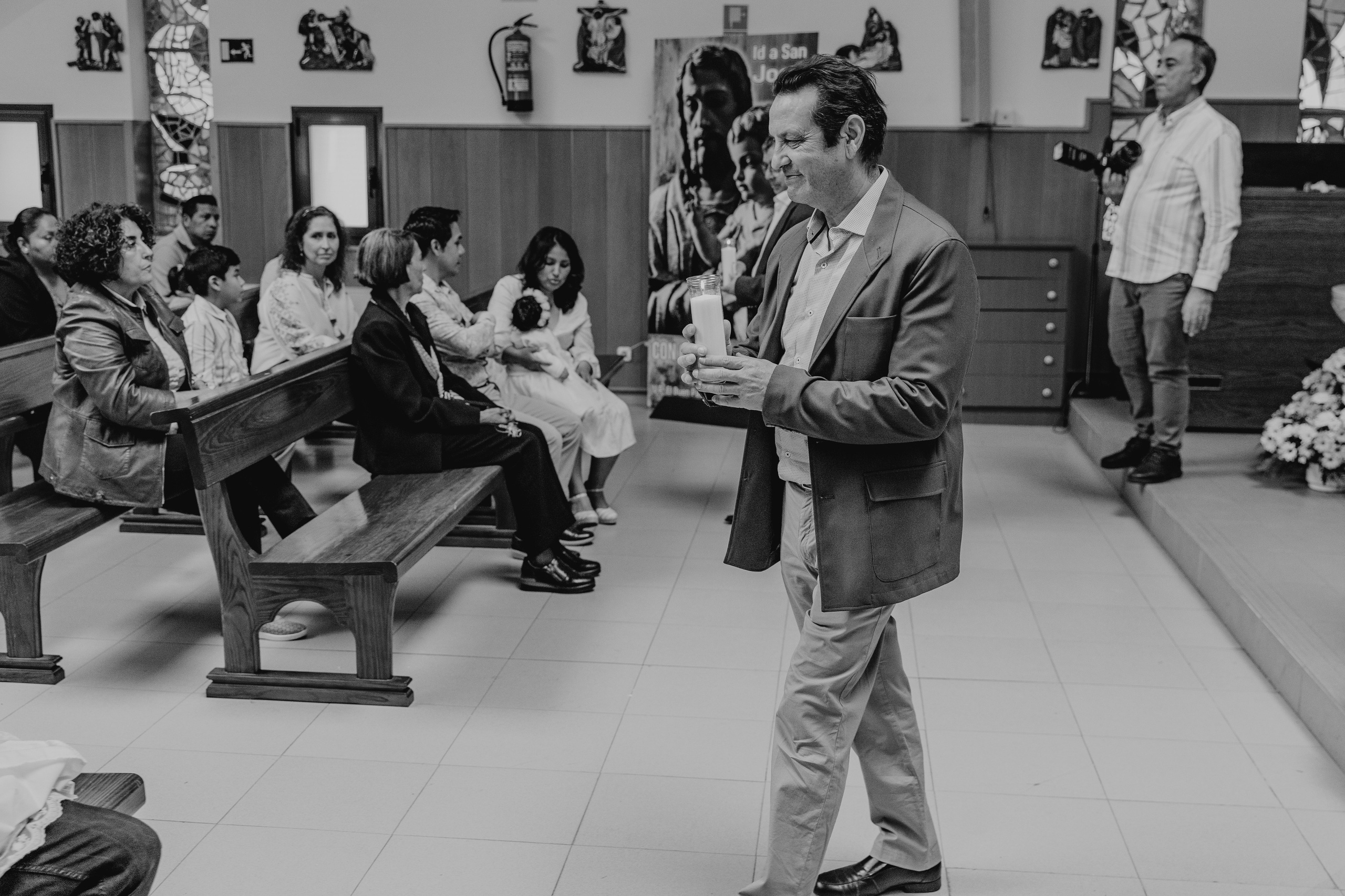 Retrato de bebé con traje de bautizo en estudio fotográfico Rainbox, Torrejón de Ardoz