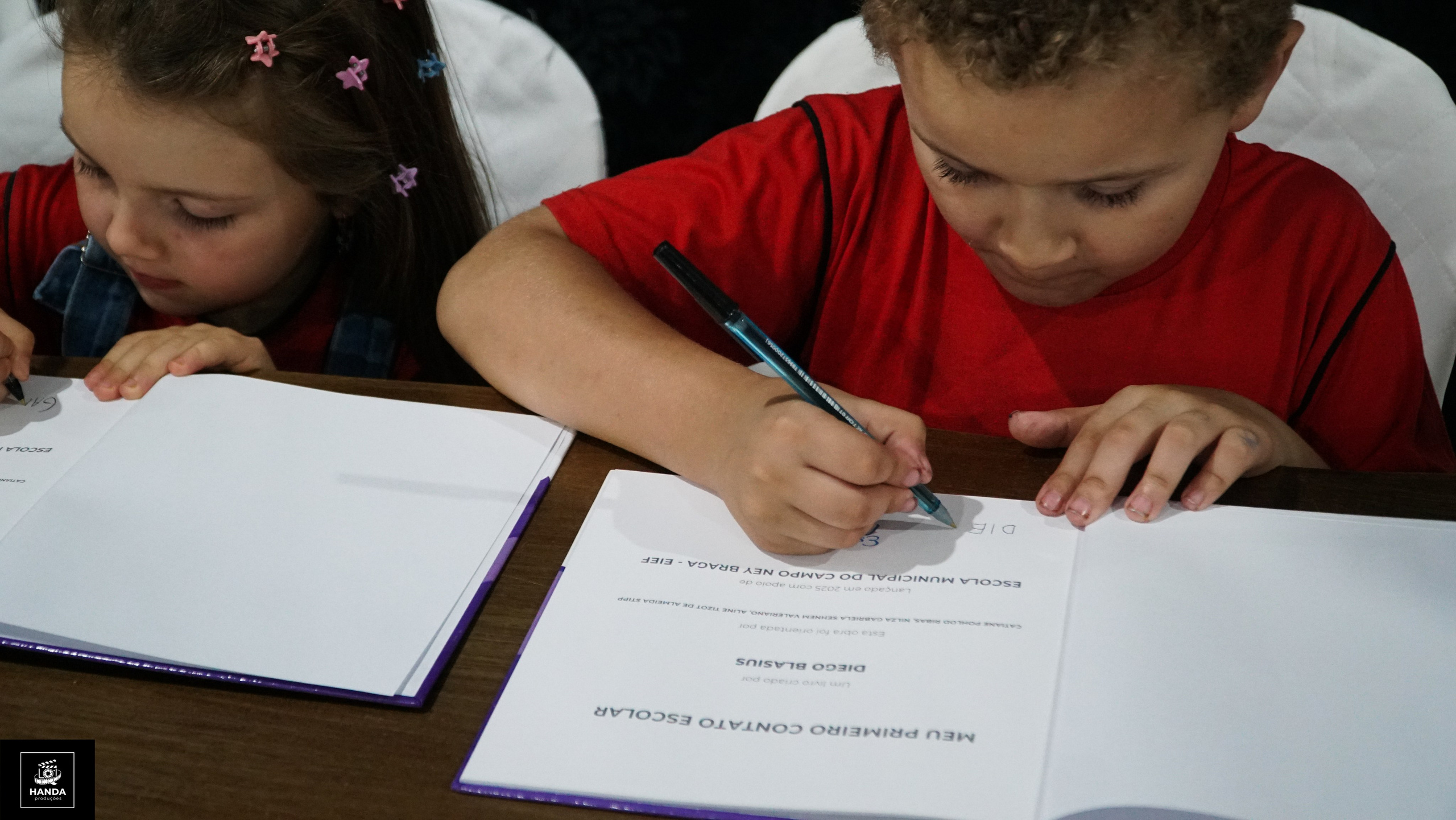 Noite autógrafos colégio Aurélio Buarque de Holanda. Handa Produções