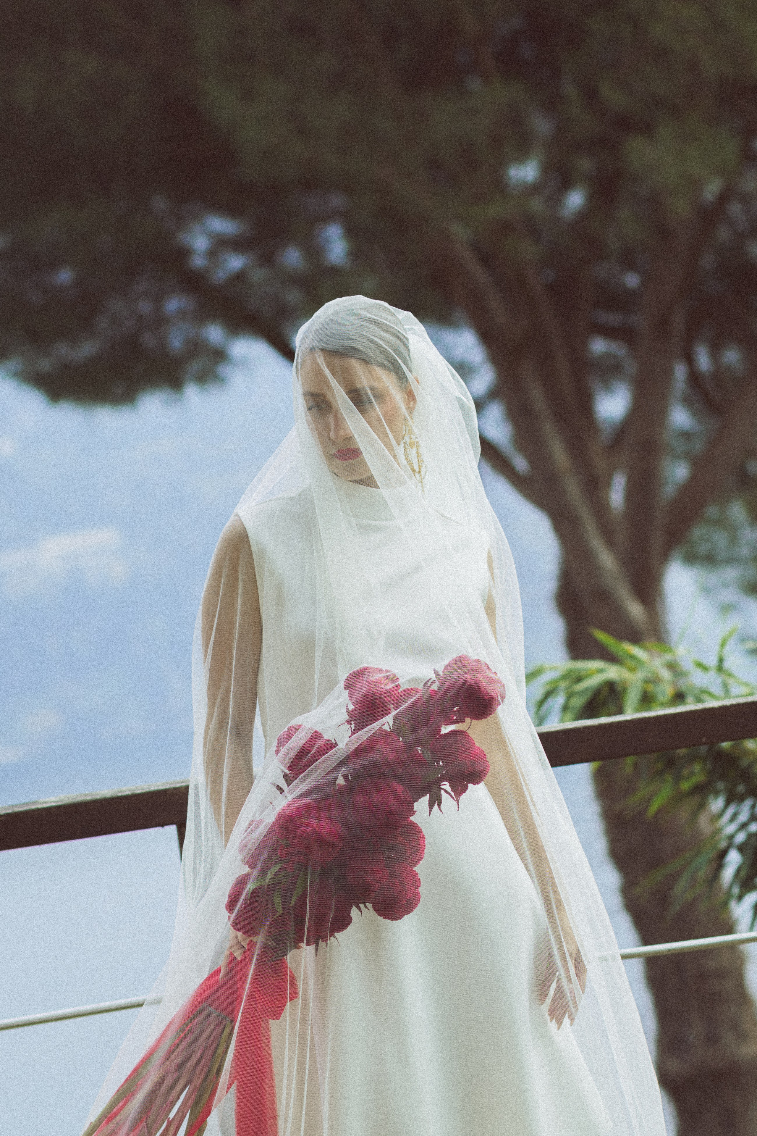 Julia — Red Wedding Editorial on Lake Como. Liza Bizzaro — Italy Wedding, Love Story & Portrait Photographer in Milan, Turin, Piedmont and Across Italy