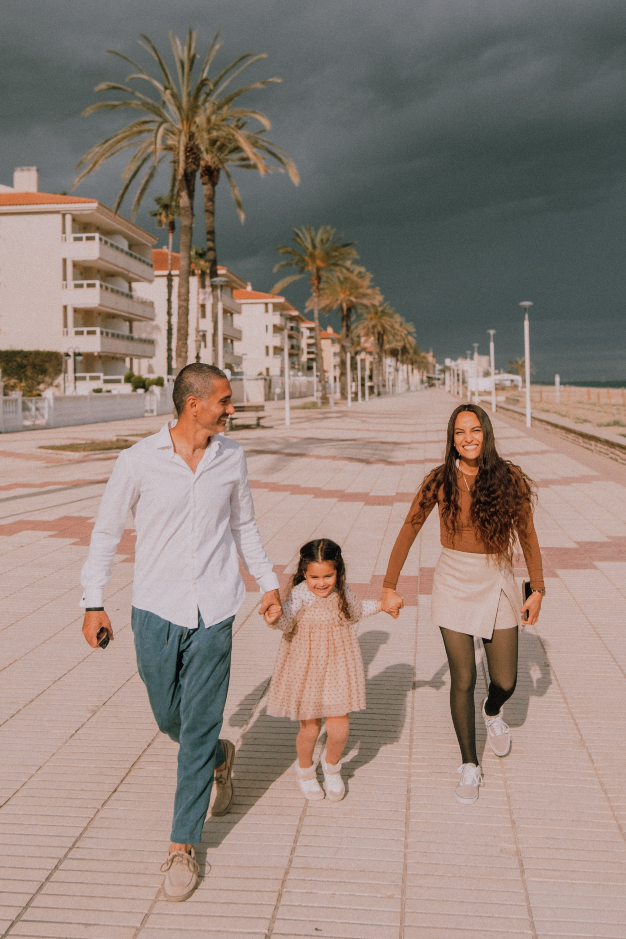 Sesión familiar en la playa. Fotografía profesional en Calafell - Elena Medvedeva