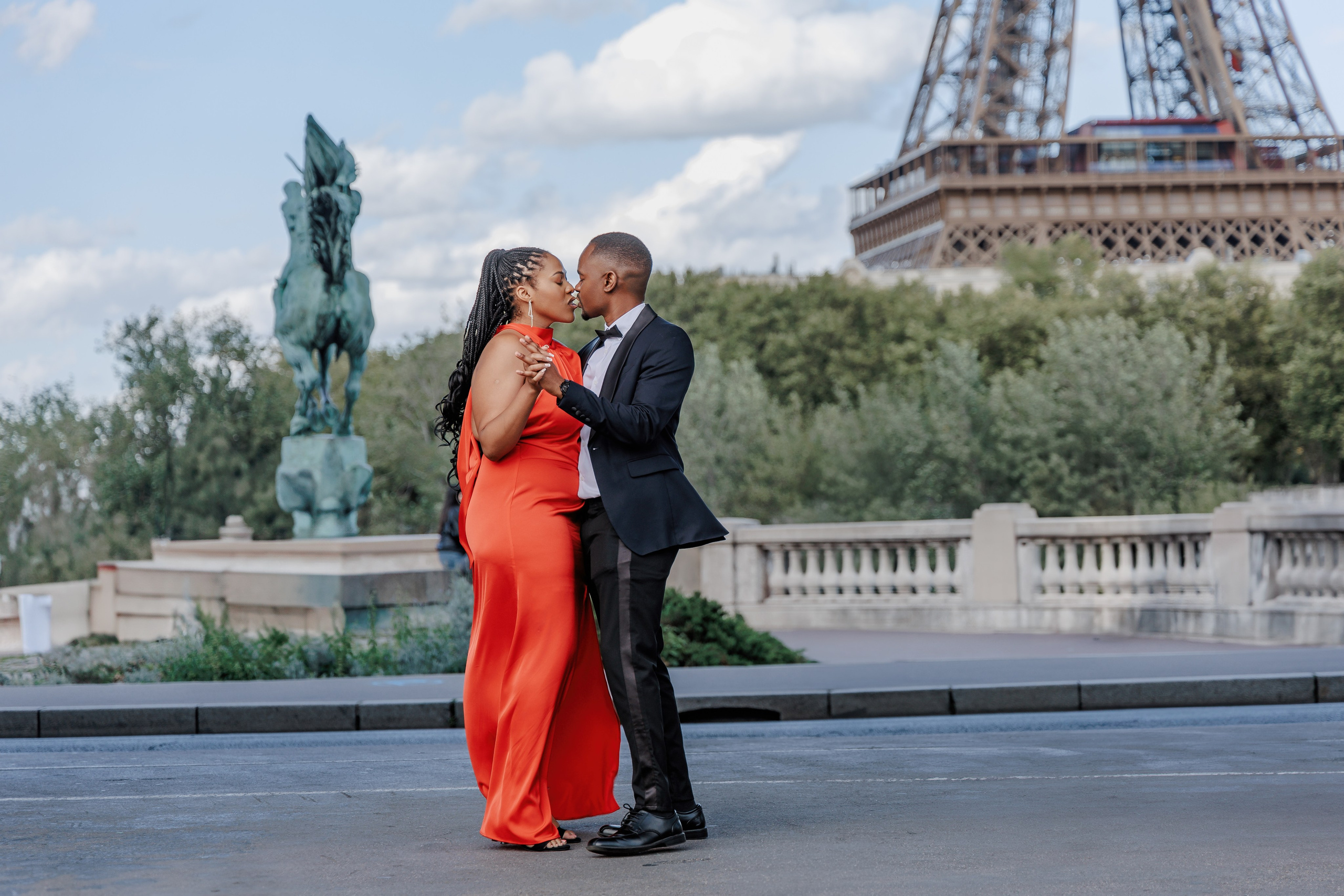 Bir-Hakeim Bridge in Paris — The Iconic Location for Luxury Proposal & Elopement Photography. Photographe à Paris