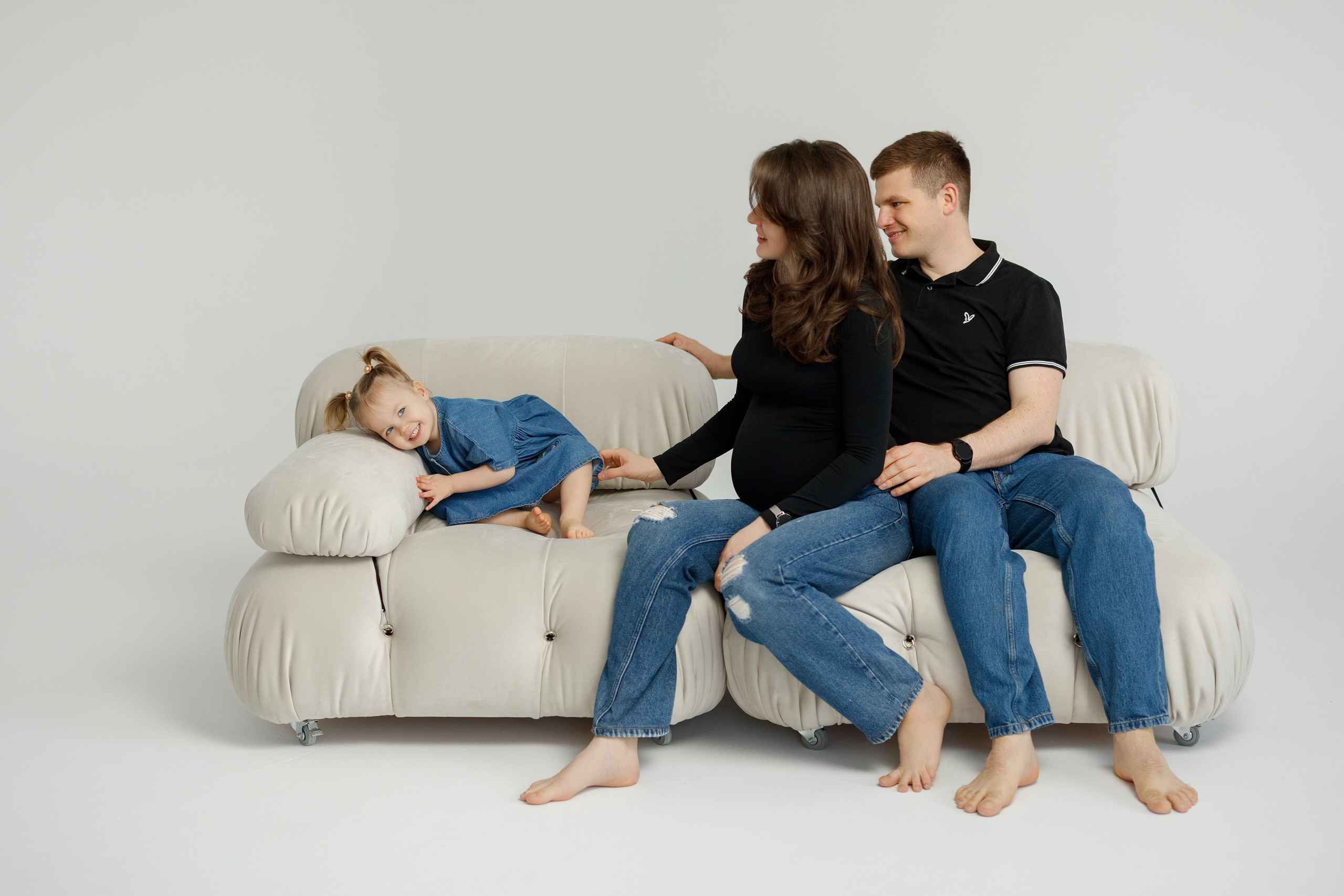 Ședință Foto de Familie — Stil Minimalist pe Fundal Alb. Scarlat Photography