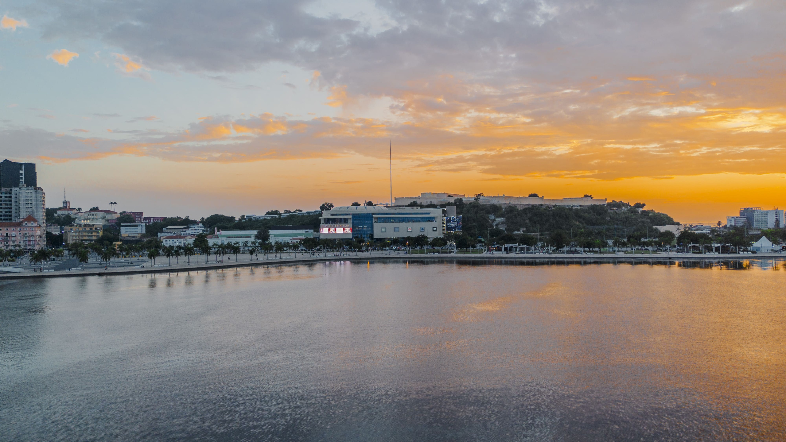 O Tronco — Restaurante e Sky lounge