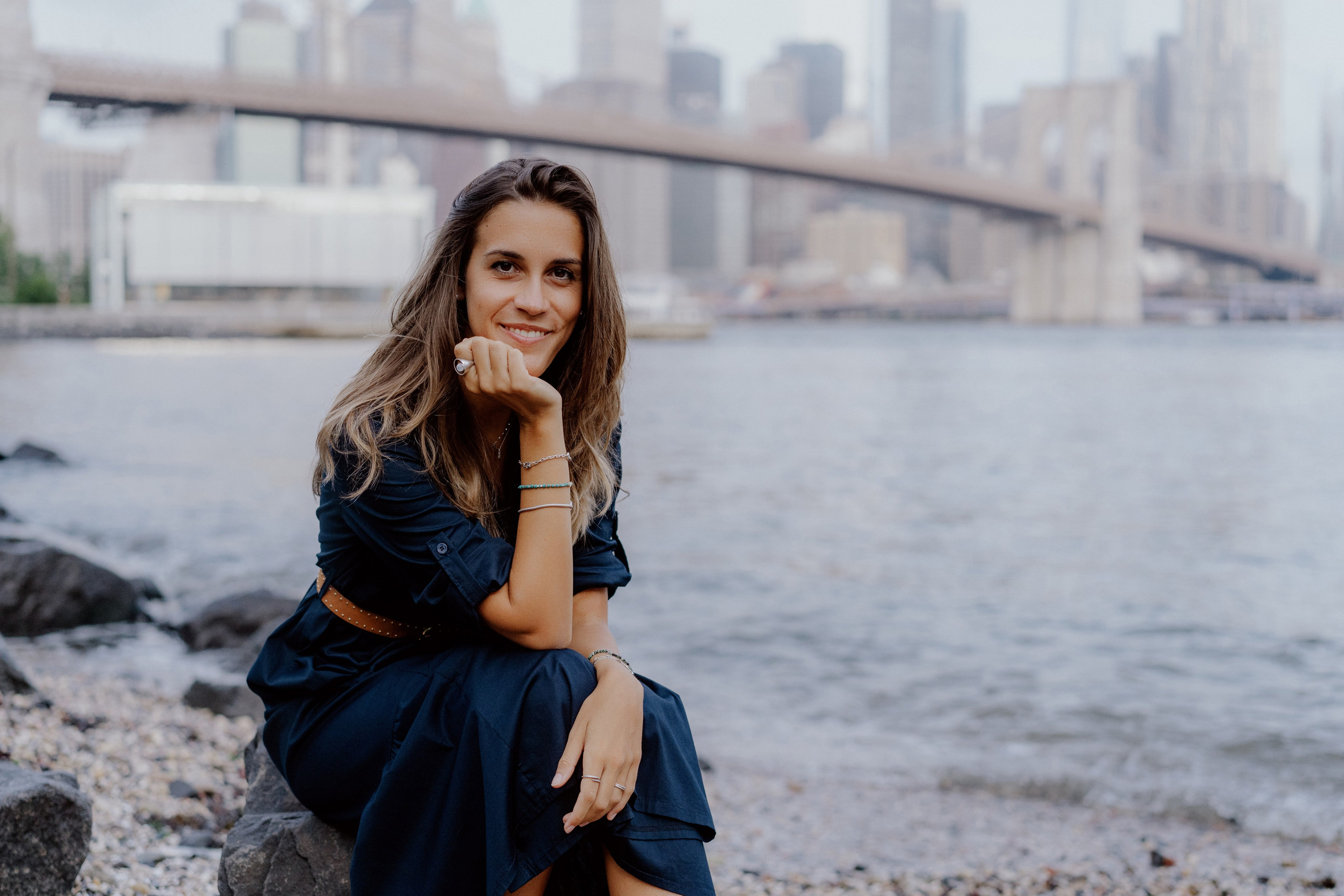 Couple in Dumbo and on the Brooklyn Bridge. Videographer and photographer in New York // MAKAROV.VIDEO
