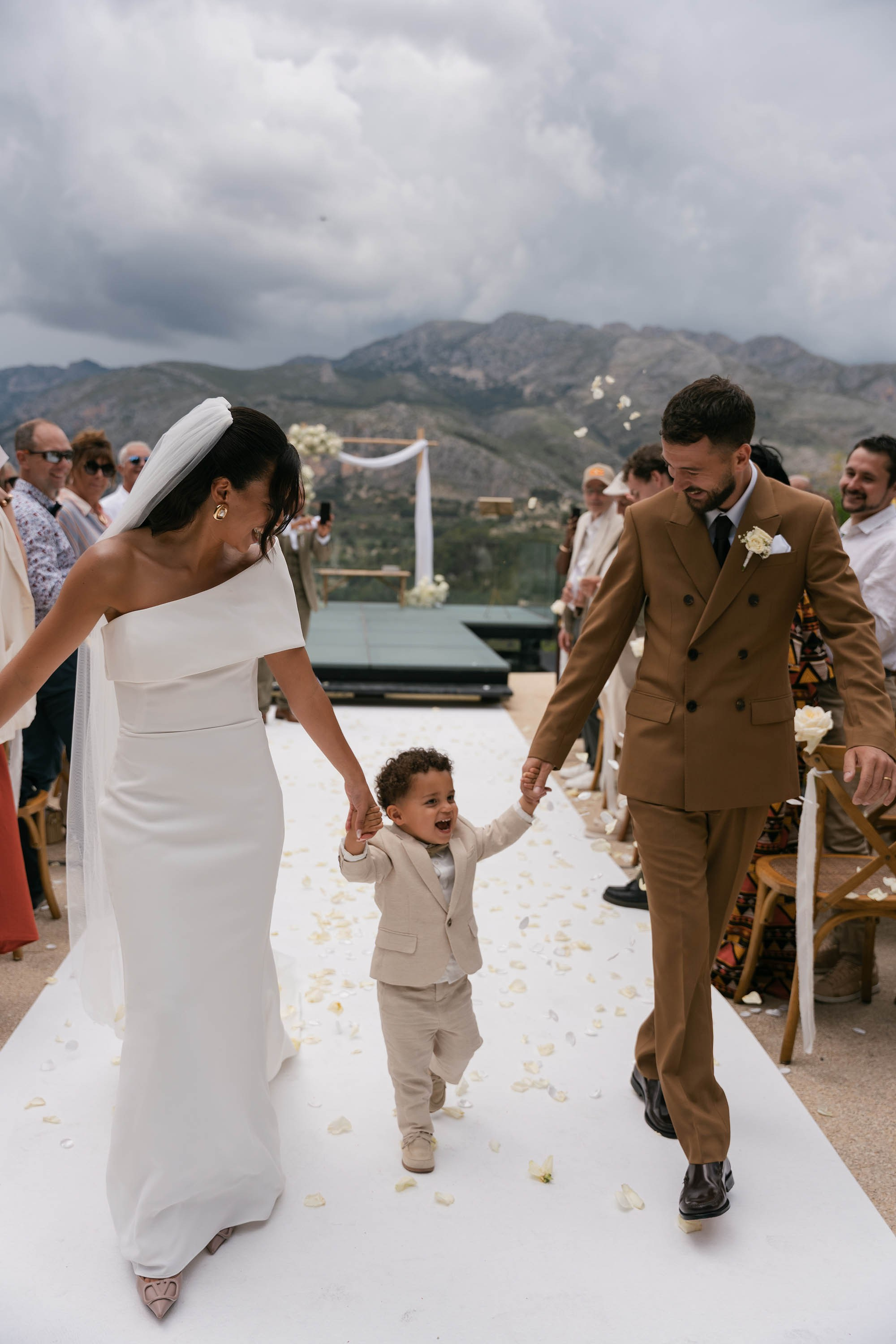 Sarah and Theo — VIVOOD. Fotógrafos de bodas de destino y creadores de contenido con base en España