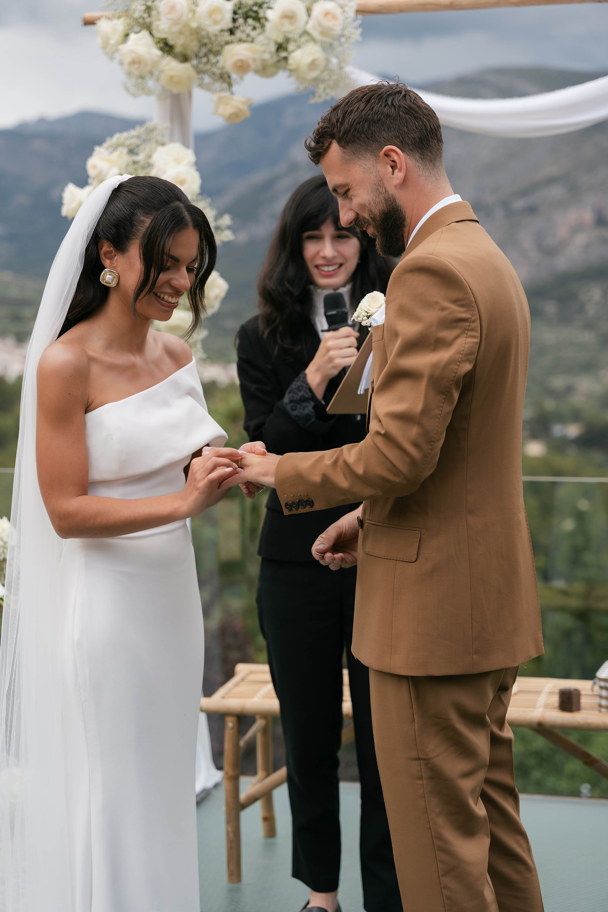 Sarah and Theo — VIVOOD. Fotógrafos de bodas de destino y creadores de contenido con base en España