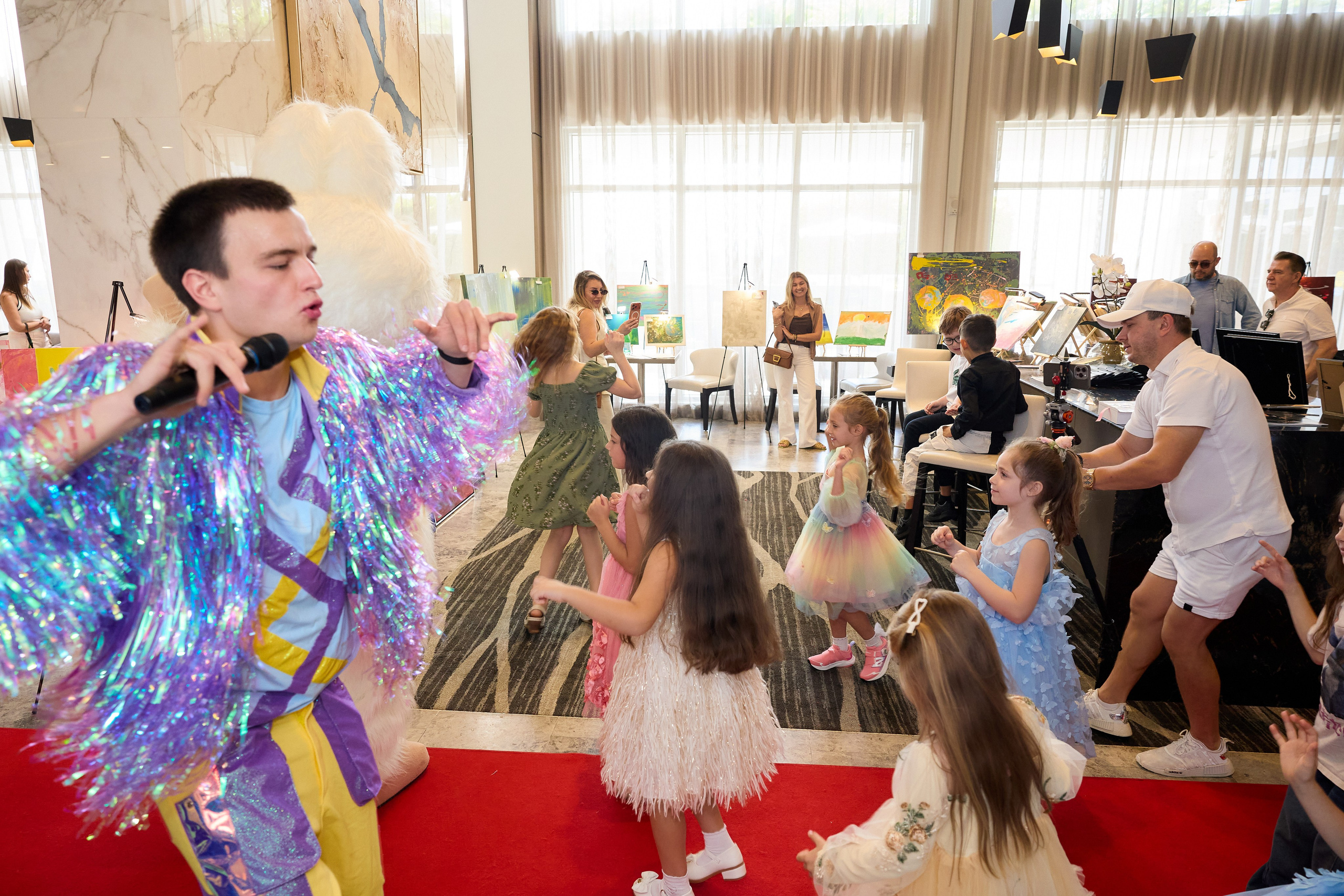 Авторская благотворительная художественная выставка Дианы Бортник. Фотограф Юлия Маковеева