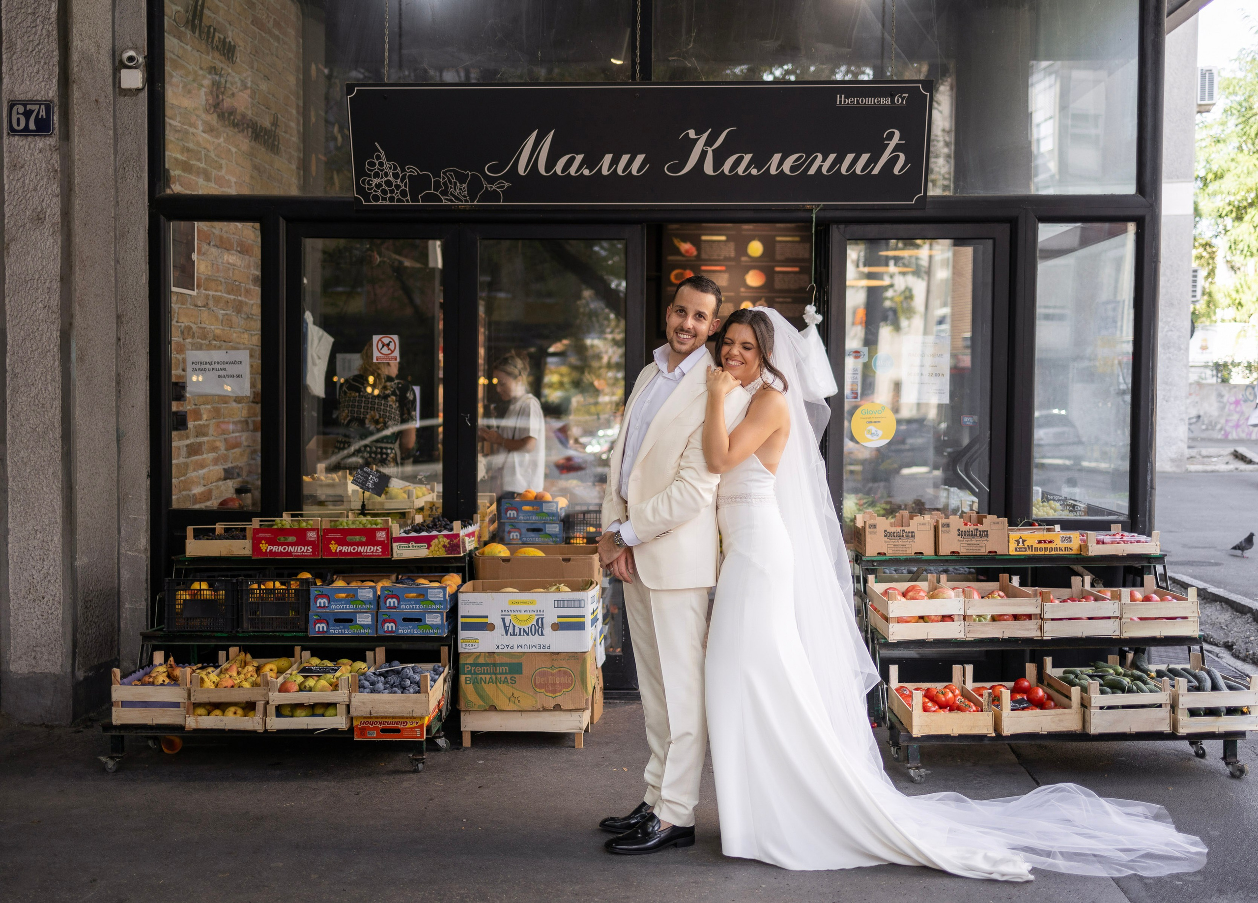 mladenci u zagrljaju ispred piljarnice na Vracaru