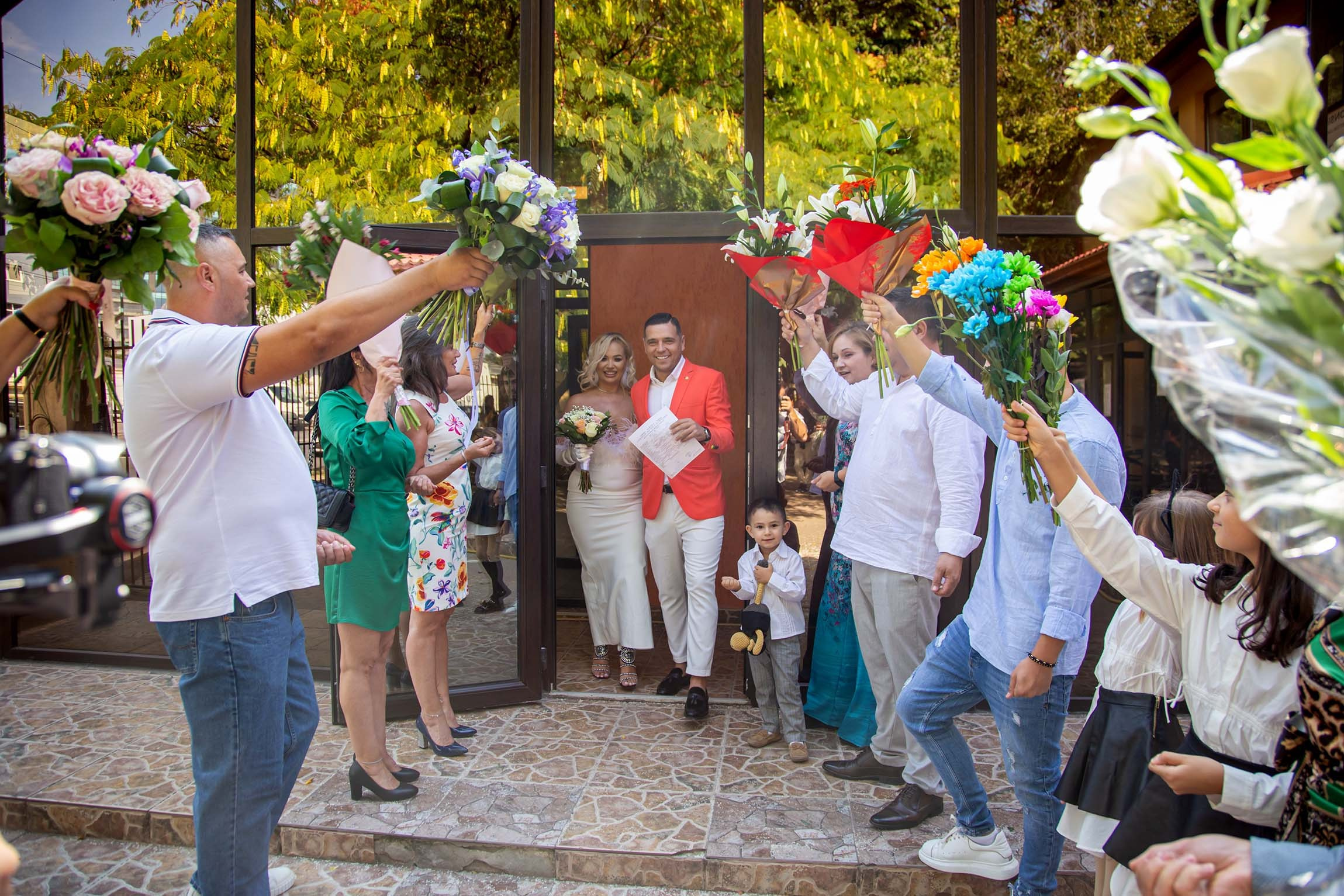 Ieșirea mirilor de la cununia civilă