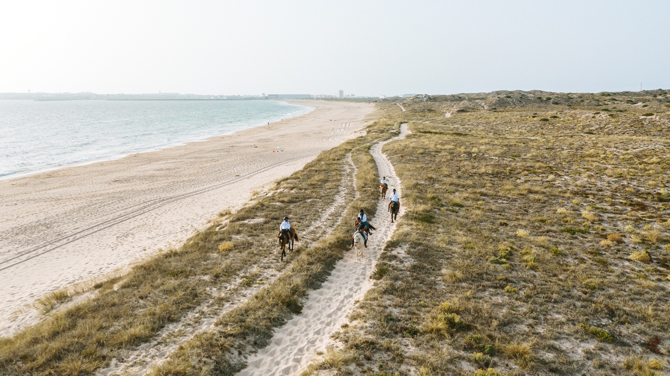 Marlene & Tiago com filhos. Passeios a Cavalo na Praia Peniche | Eco Salgados Agroturismo