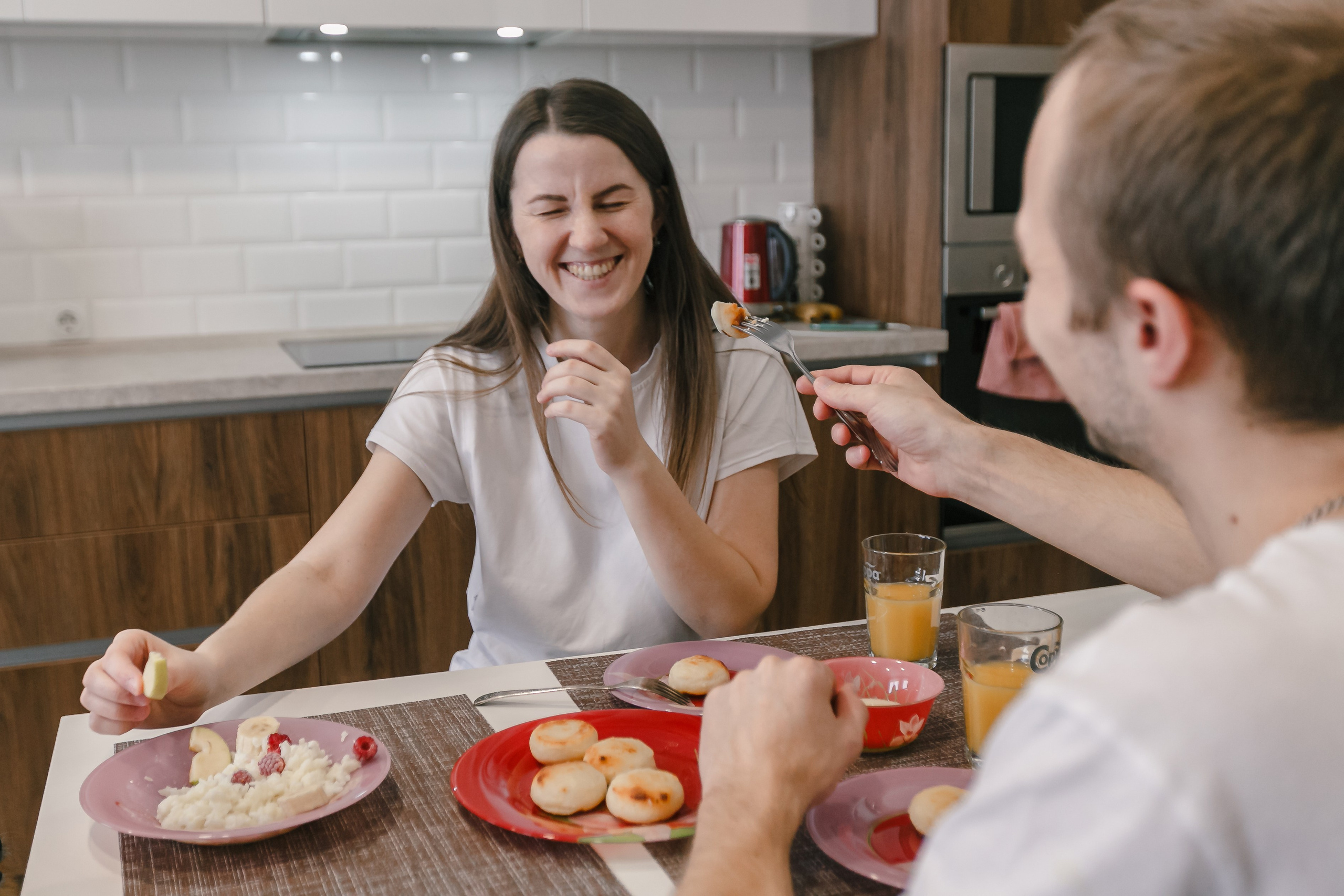 Mamá, papá e hija preparando juntos el desayuno en casa. Fotógrafo de retrato, familia y reportajes en Valencia | España | Europa Vitalii Lumier