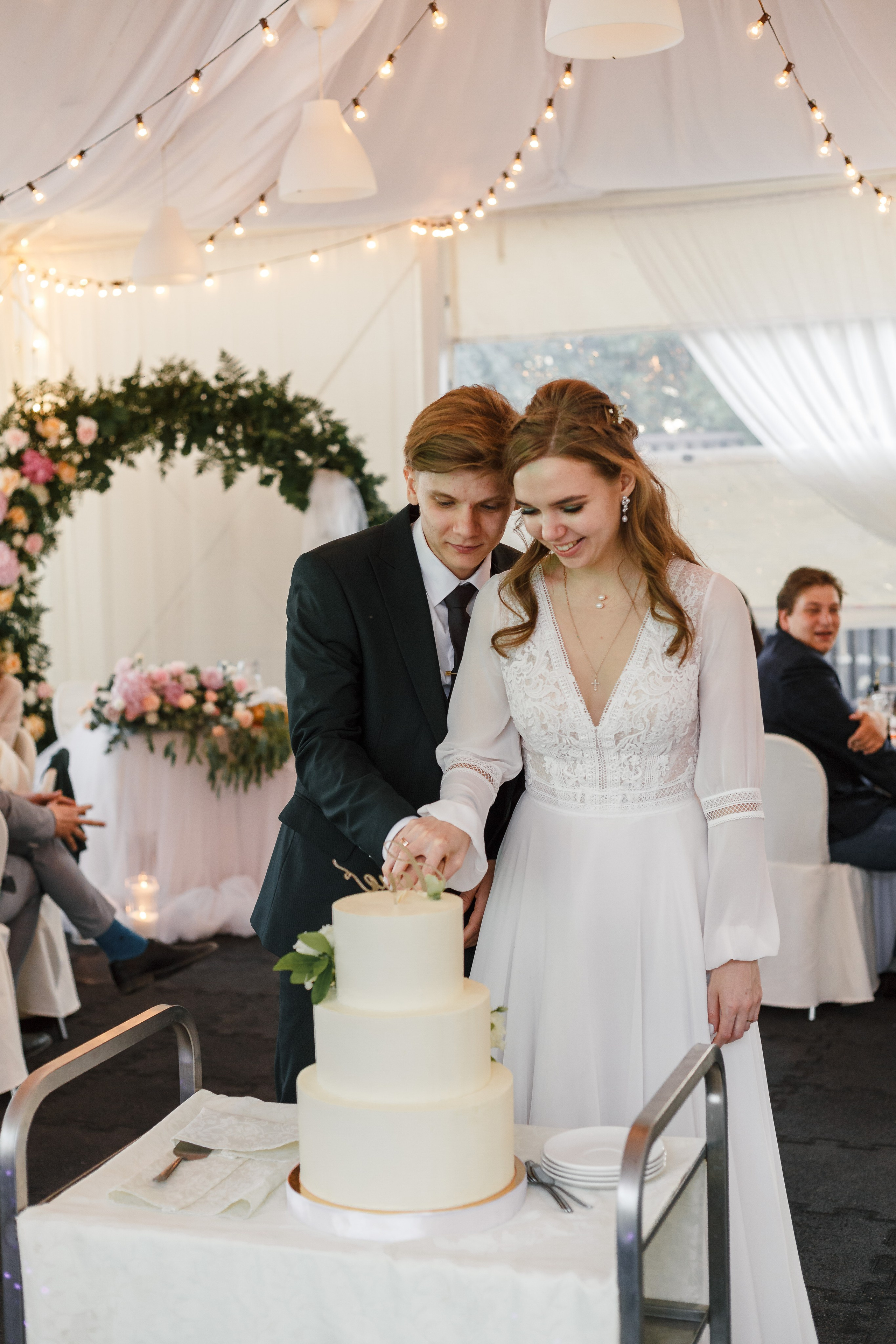 Novia y novio atrevidos con el telón de fondo de un auto viejo. Fotógrafo de retrato, familia y reportajes en Valencia | España | Europa Vitalii Lumier